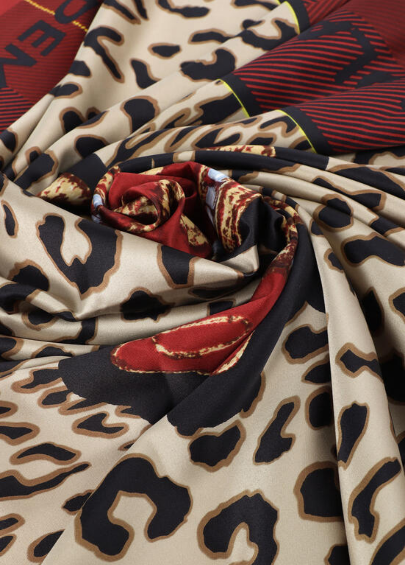 LENÇO ACETINADO ANIMAL PRINT COM XADREZ E BRASĀO LC - LOLA CASADEMUNT