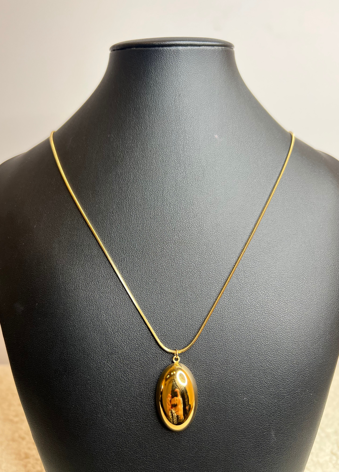 COLAR DOURADO MEDALHÃO OVAL - BASTTA