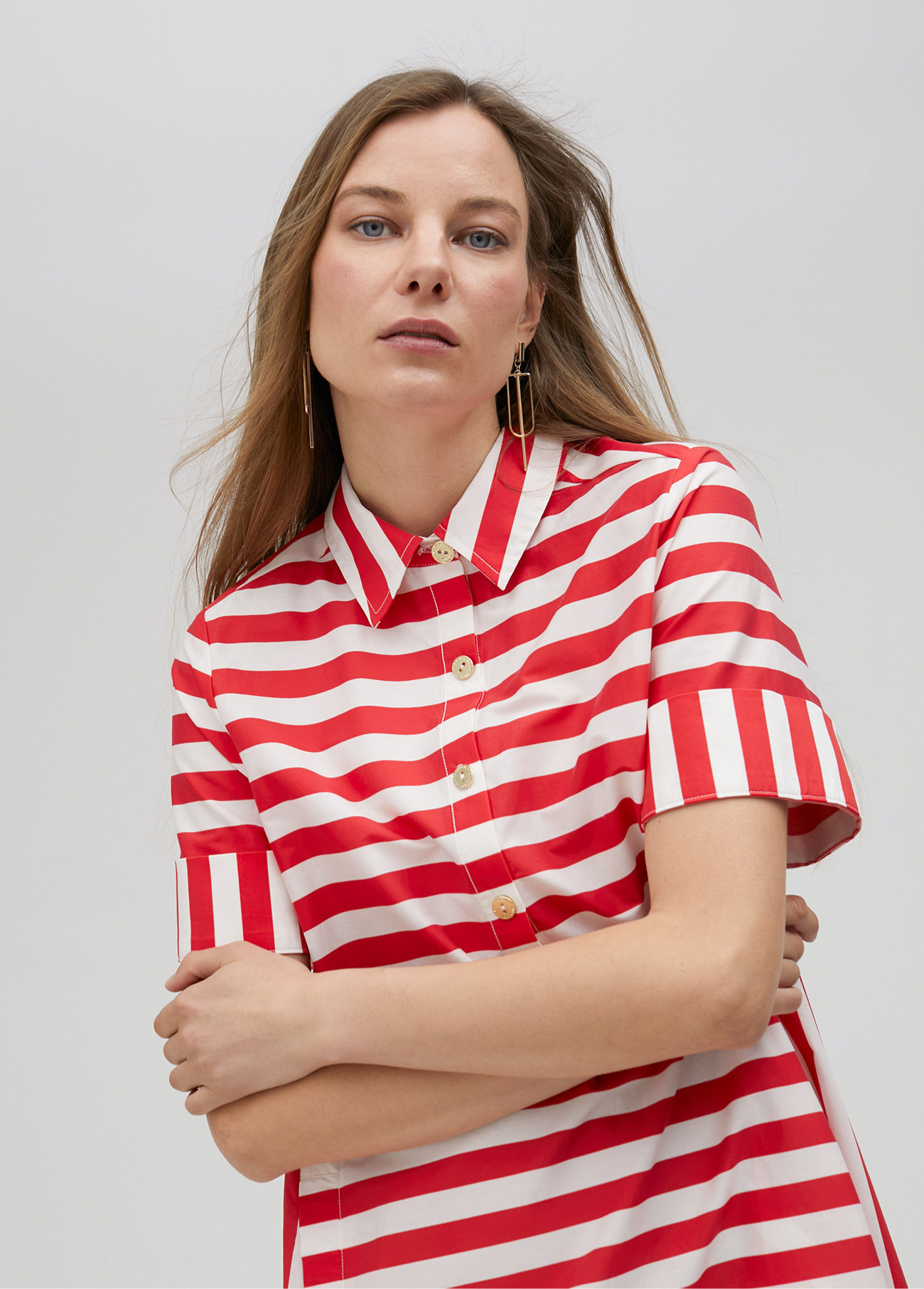 VESTIDO CURTO COM RISCAS VERMELHAS E BRANCAS - LOLA CASADEMUNT