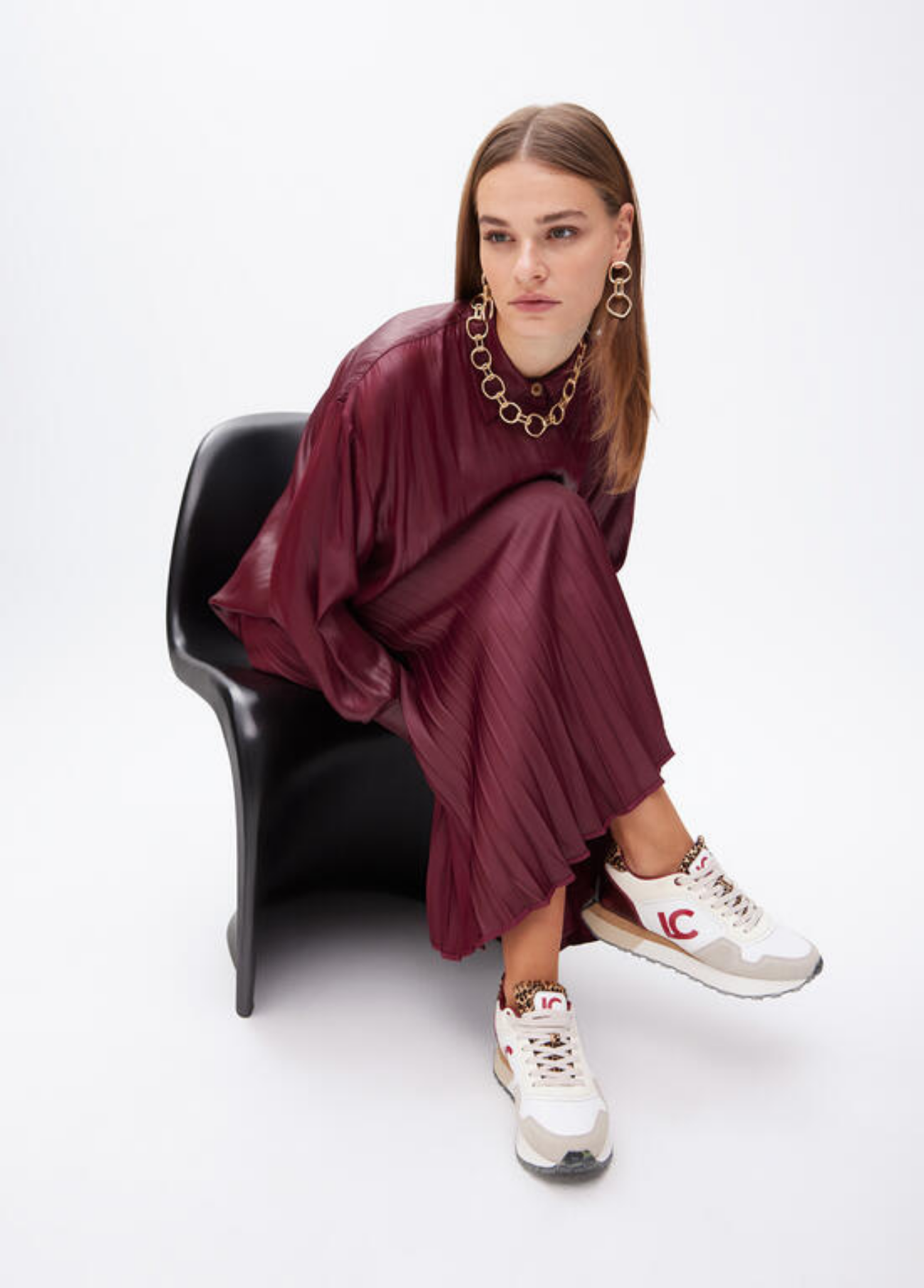 TÉNIS COM DETALHE ANIMAL PRINT E BORDEAUX - LOLA CASADEMUNT