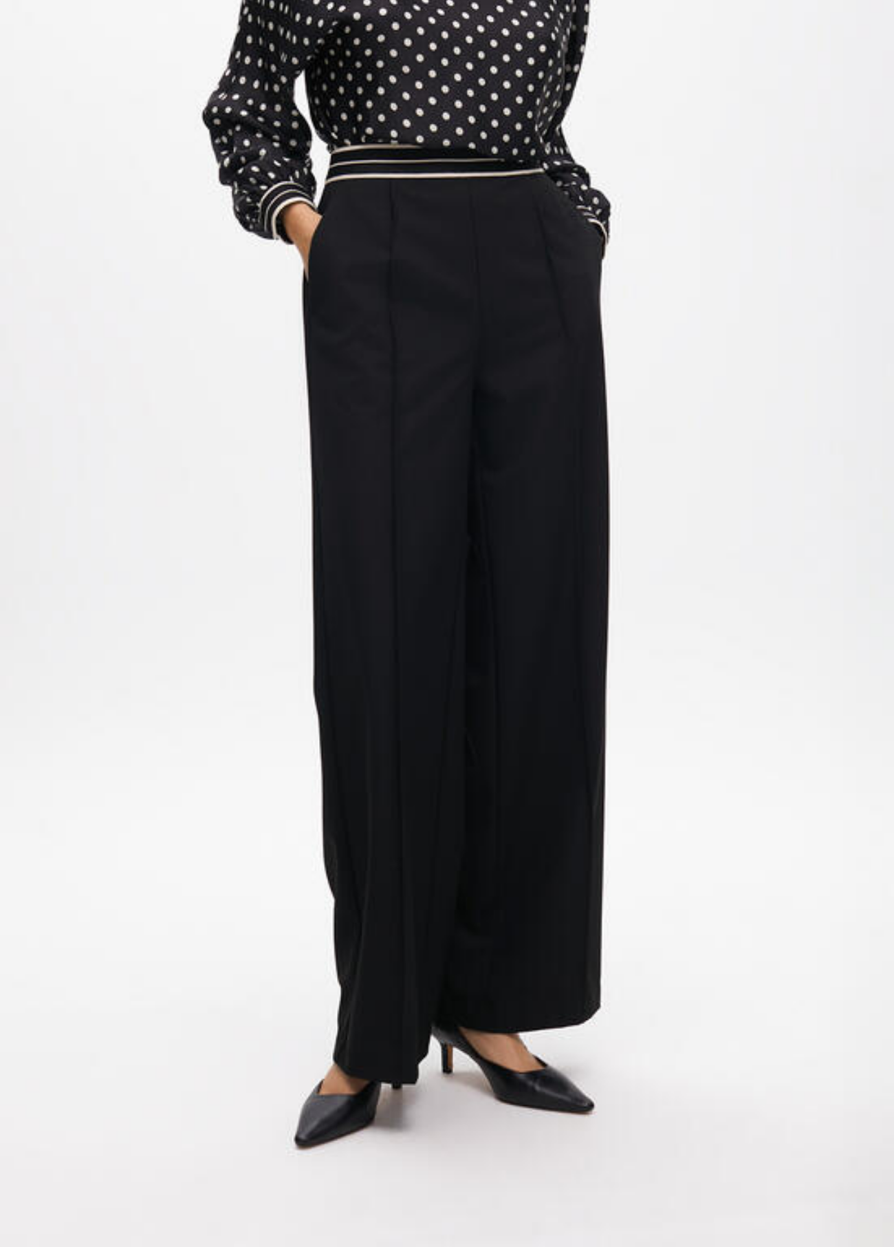 CALÇAS PRETAS WIDE LEG COM CINTURA ELÁSTICA ÀS RISCAS - LOLA CASADEMUNT