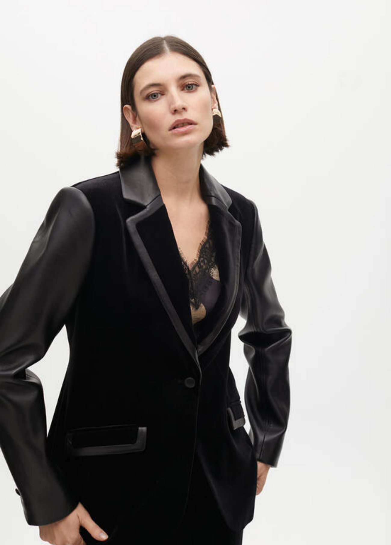 BLAZER PRETO COM CONTRASTE DE VELUDO E EFEITO PELE - LOLA CASADEMUNT