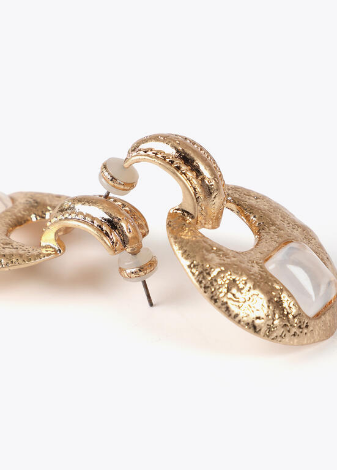 BRINCOS BANHO DOURADO E EFEITO MARTELADO - LOLA CASADEMUNT