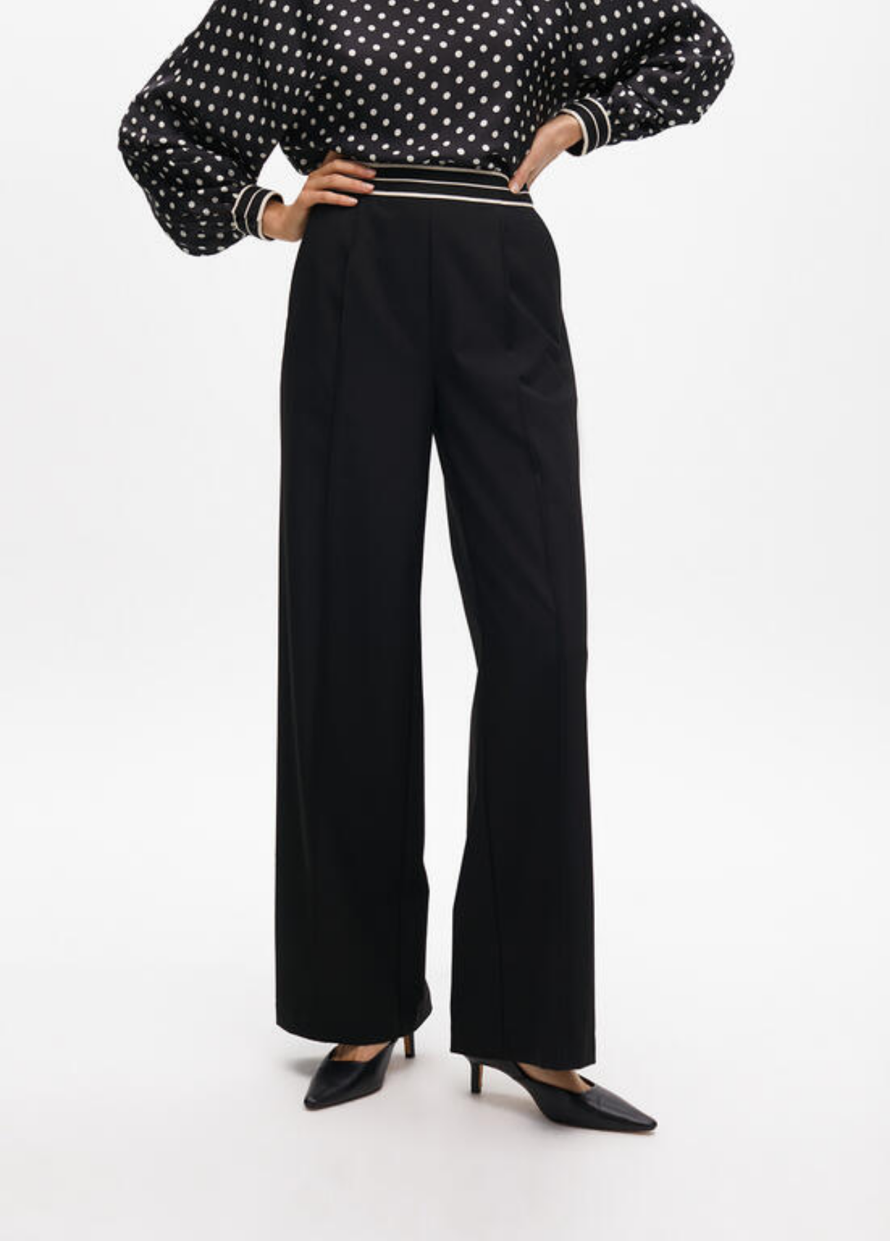 CALÇAS PRETAS WIDE LEG COM CINTURA ELÁSTICA ÀS RISCAS - LOLA CASADEMUNT