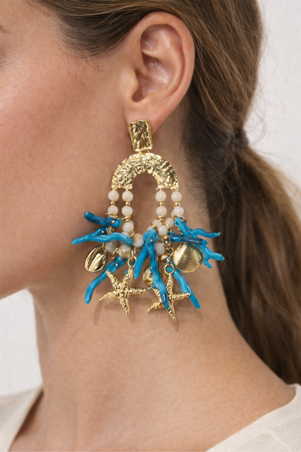 BRINCOS DOURADOS COM MOTIVOS MARITIMOS EM AZUL - ALIBY