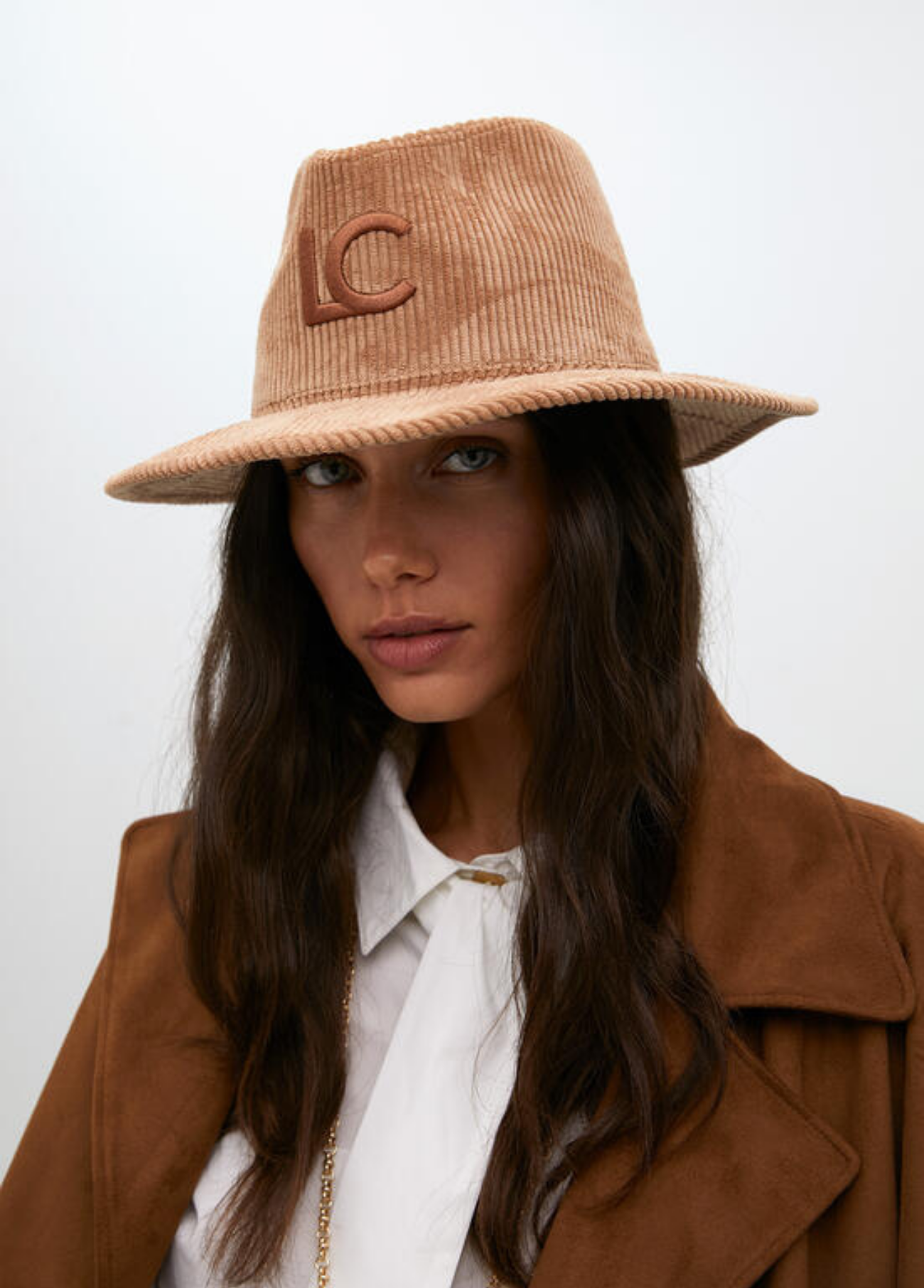 CHAPÉU BOMBAZINE CAMEL COM BORDADO LC - LOLA CASADEMUNT