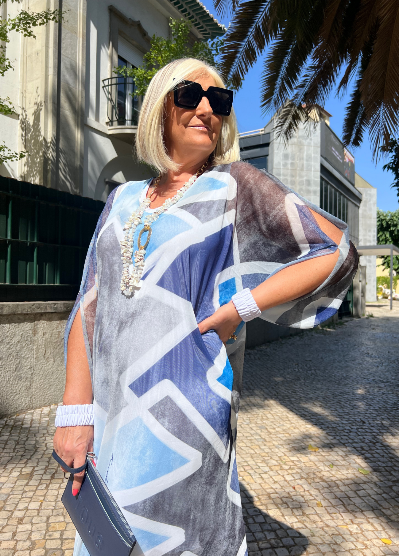 VESTIDO ESTAMPADO GEOMÉTRICO E MANGAS FLUIDAS - TROPICAL BRASIL