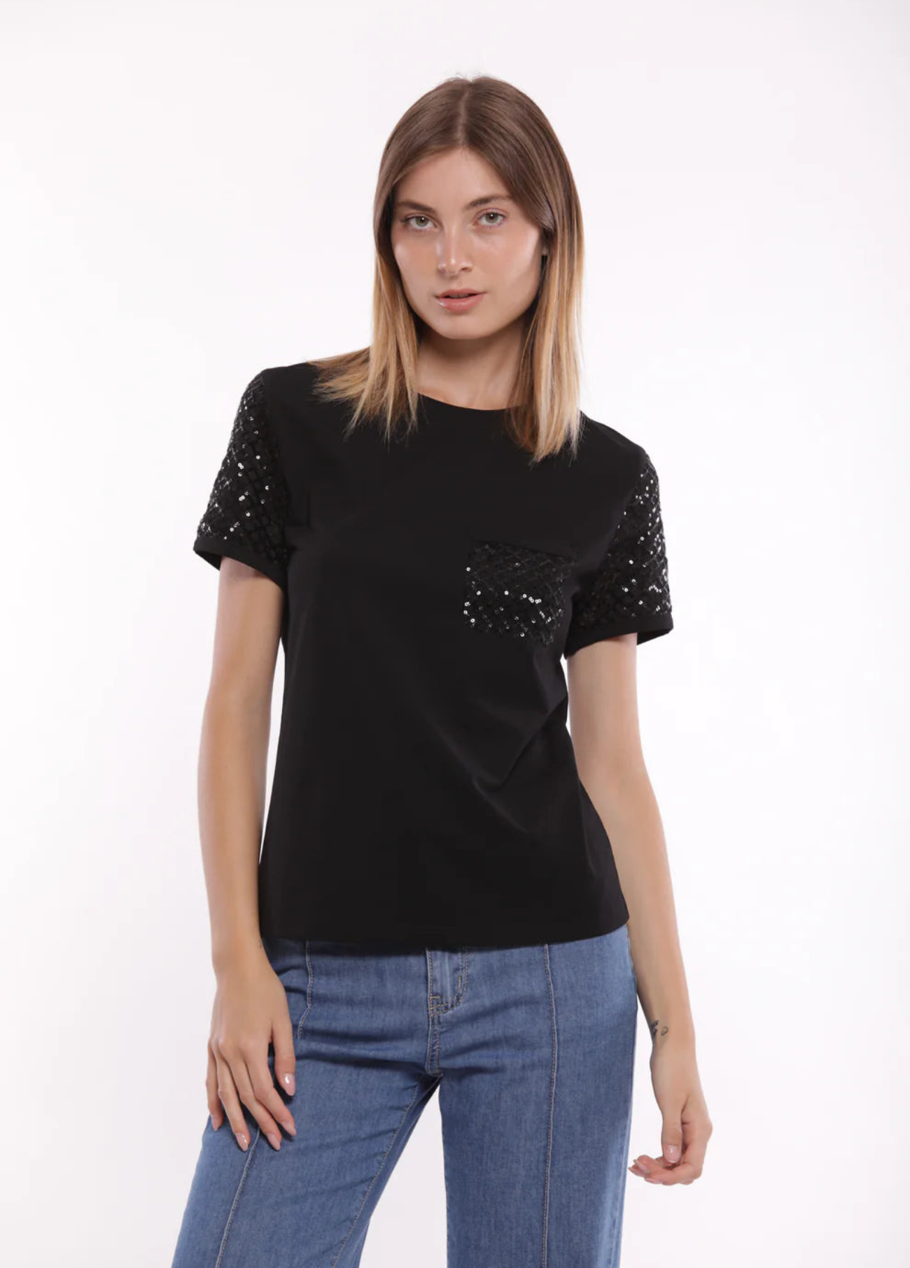 T-SHIRT COM BOLSO E MANGAS DE LANTEJOULAS - MIMI MUA