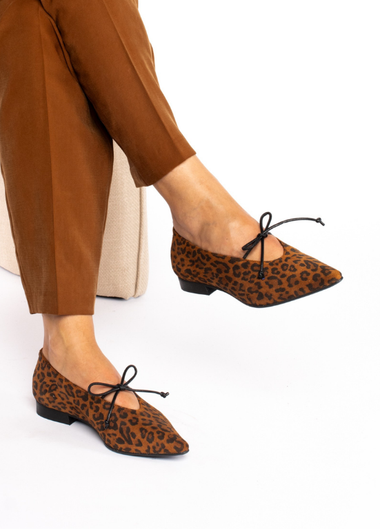 SAPATOS RASOS COM BIQUEIRA FINA E LAÇO - TAPADAS
