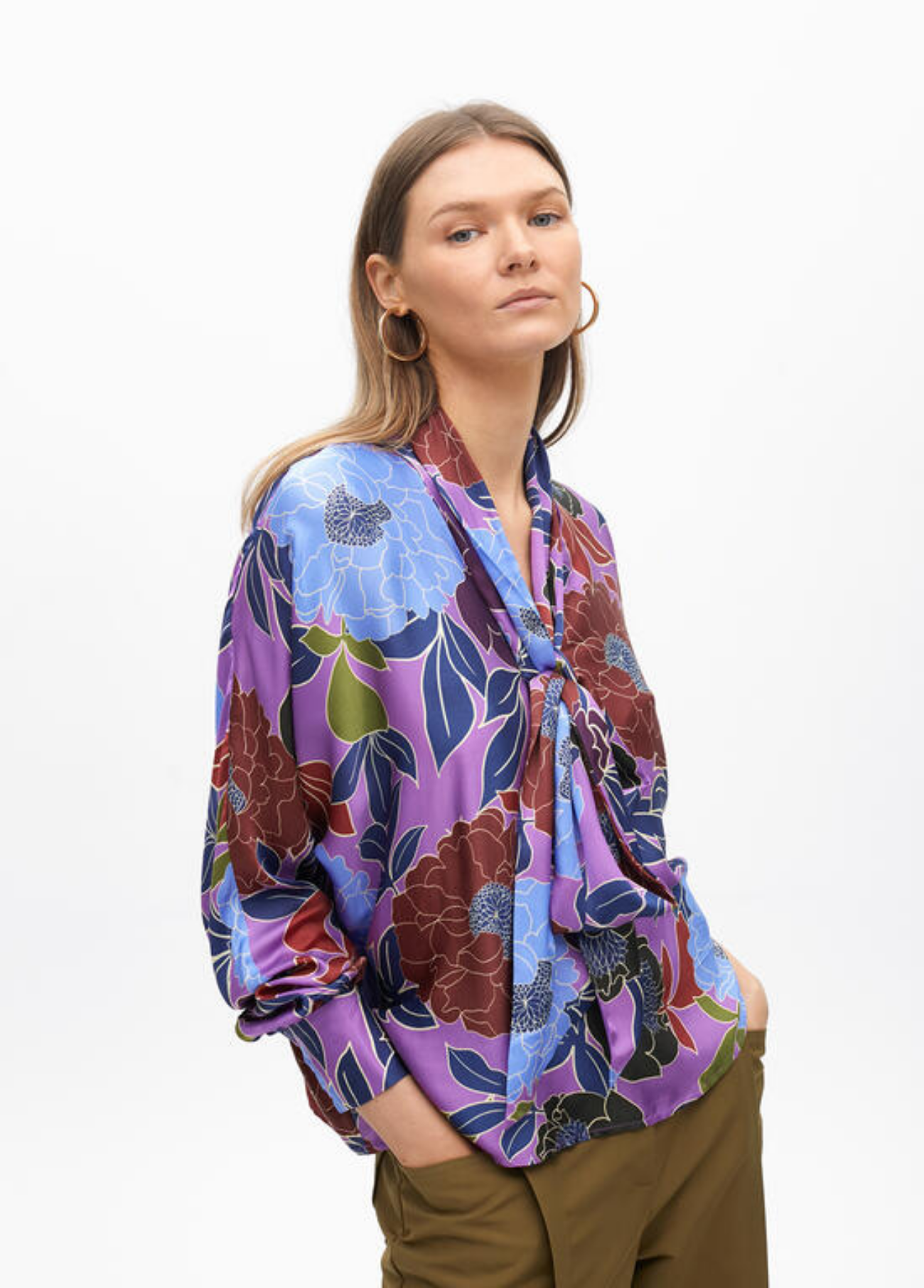 CAMISA ESTAMPADO FLORAL COM LAÇO NA GOLA - LOLA CASADEMUNT BY MAITE