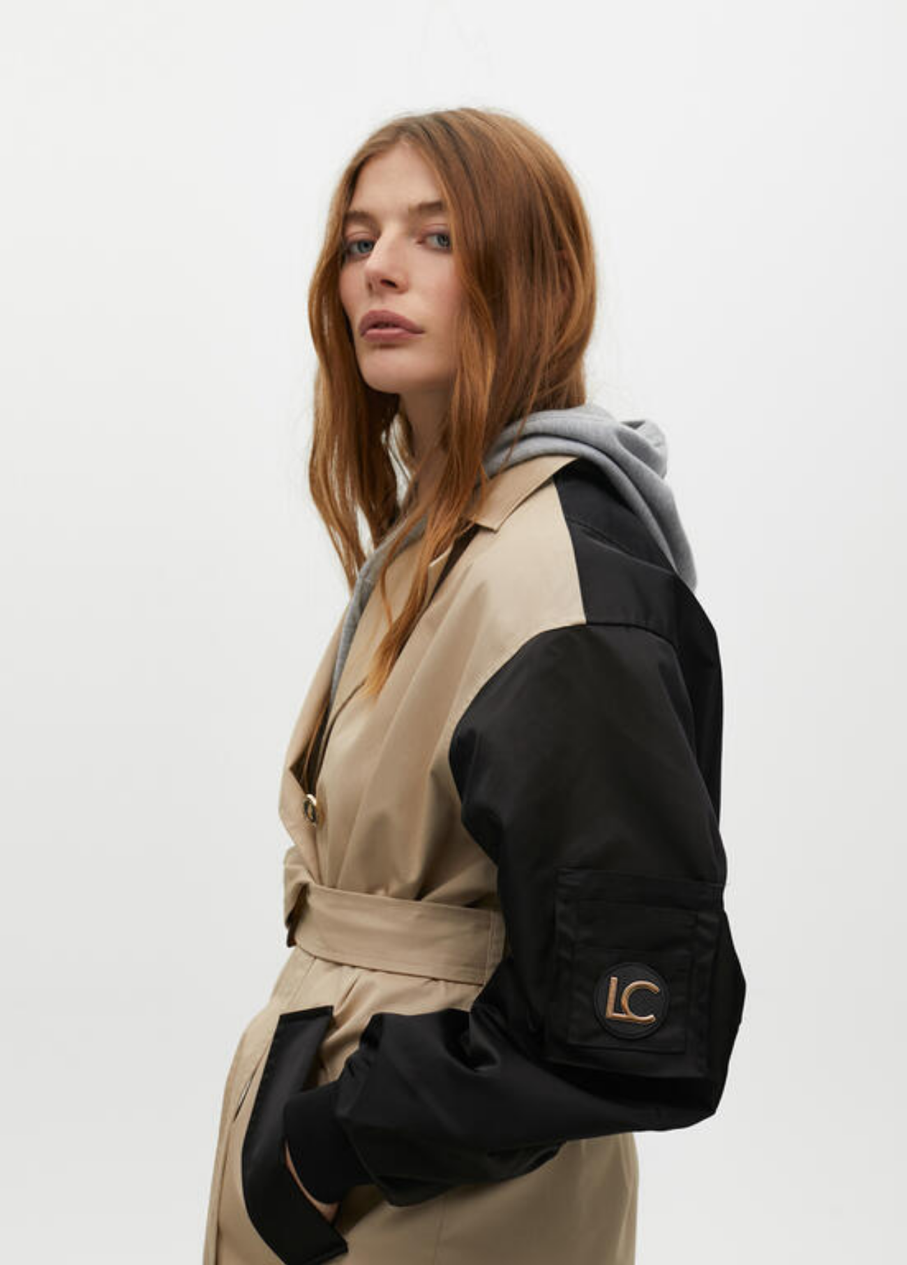 TRENCH COAT BEGE COM MANGAS CONSTRASTANTES EM PRETO - LOLA CASADEMUNT