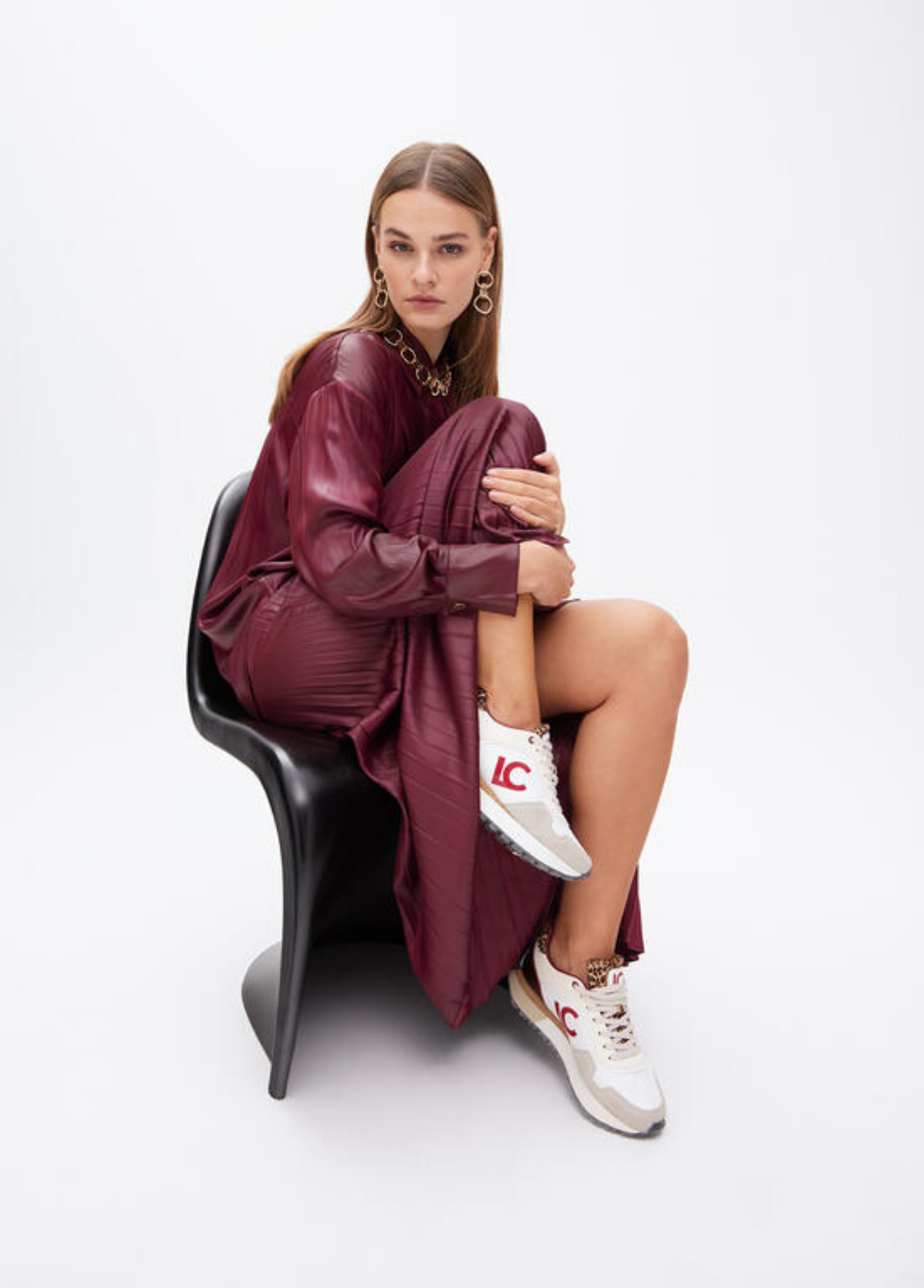 TÉNIS COM DETALHE ANIMAL PRINT E BORDEAUX - LOLA CASADEMUNT