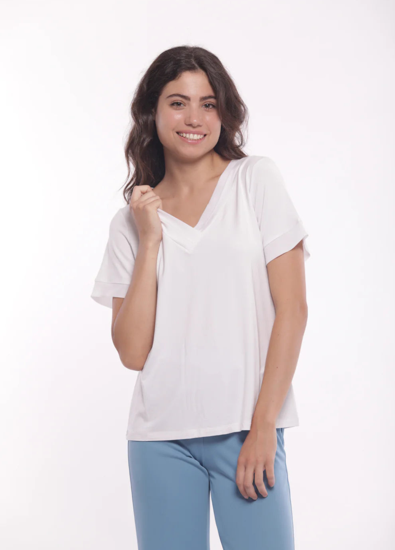 T-SHIRT COM DECOTE EM V E DETALHES EM GEORGETTE