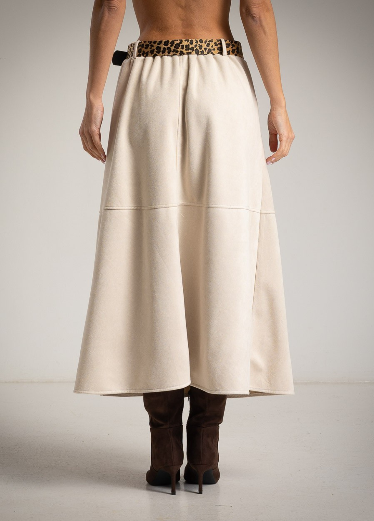 SAIA TIPO CAMURÇA BEGE COM CINTO ANIMAL PRINT - ALBANOS
