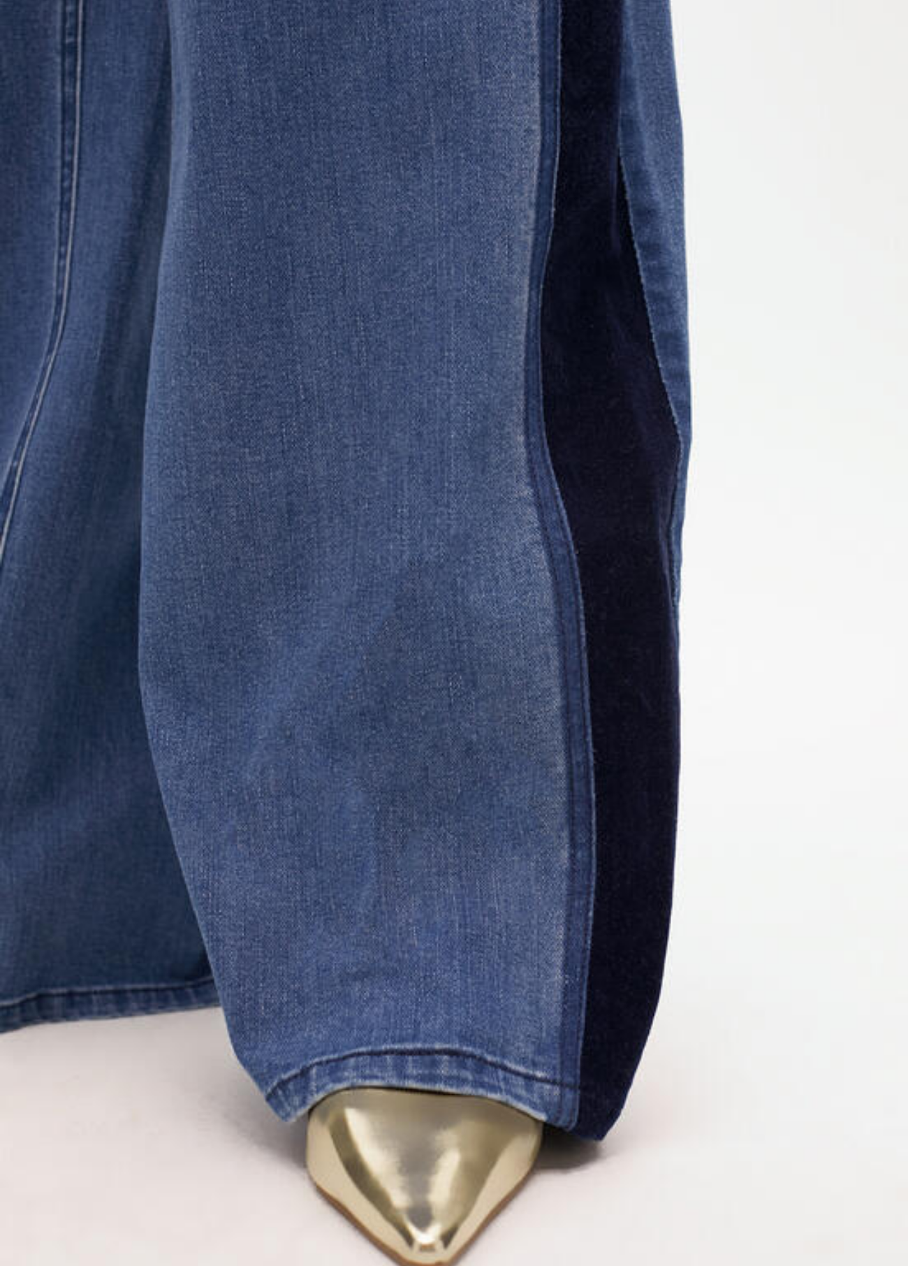JEANS WIDE LEG COM FAIXA LATERAL EM VELUDO - LOLA CASADEMUNT
