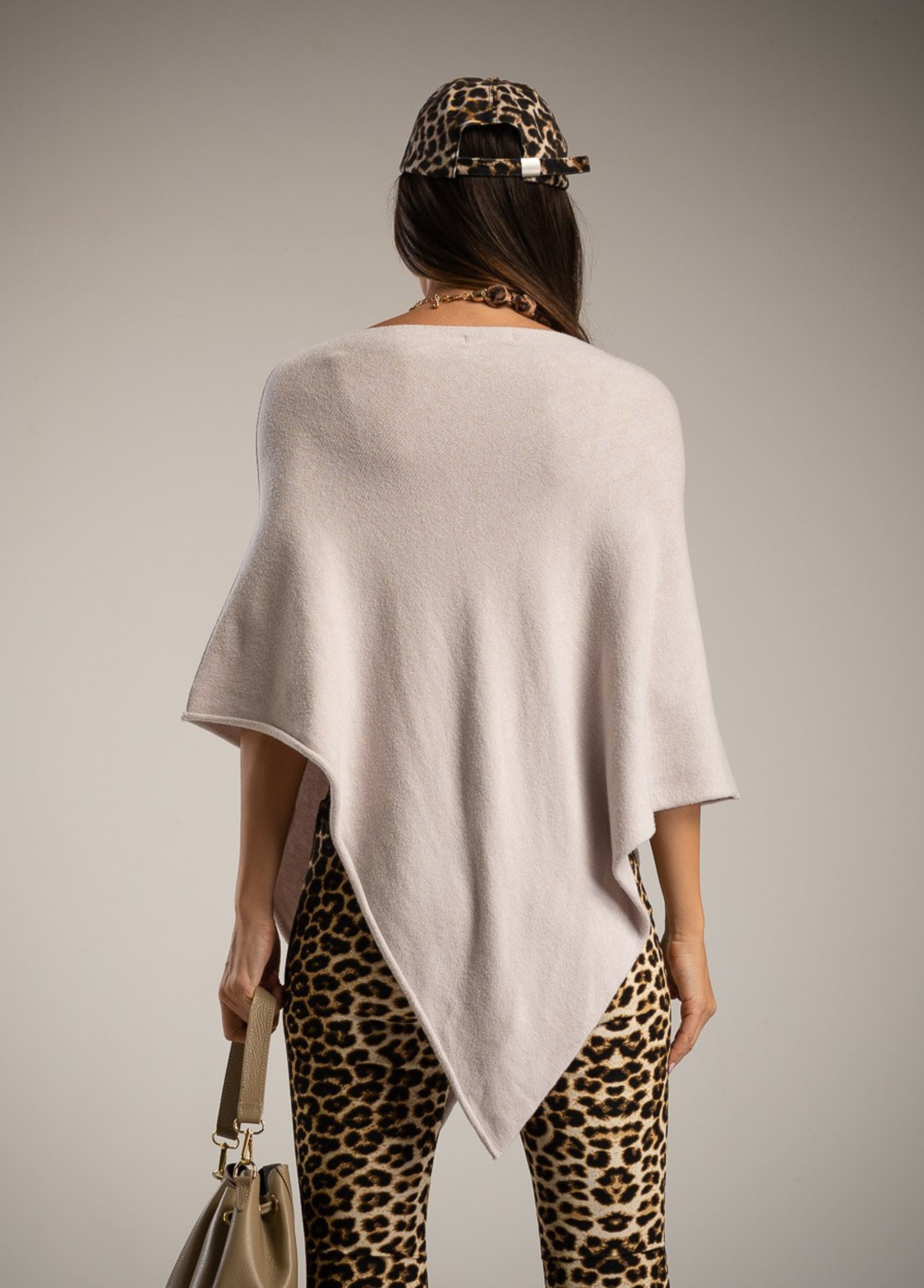 PONCHO DE MALHA ASSIMÉTRICO - ALBANOS