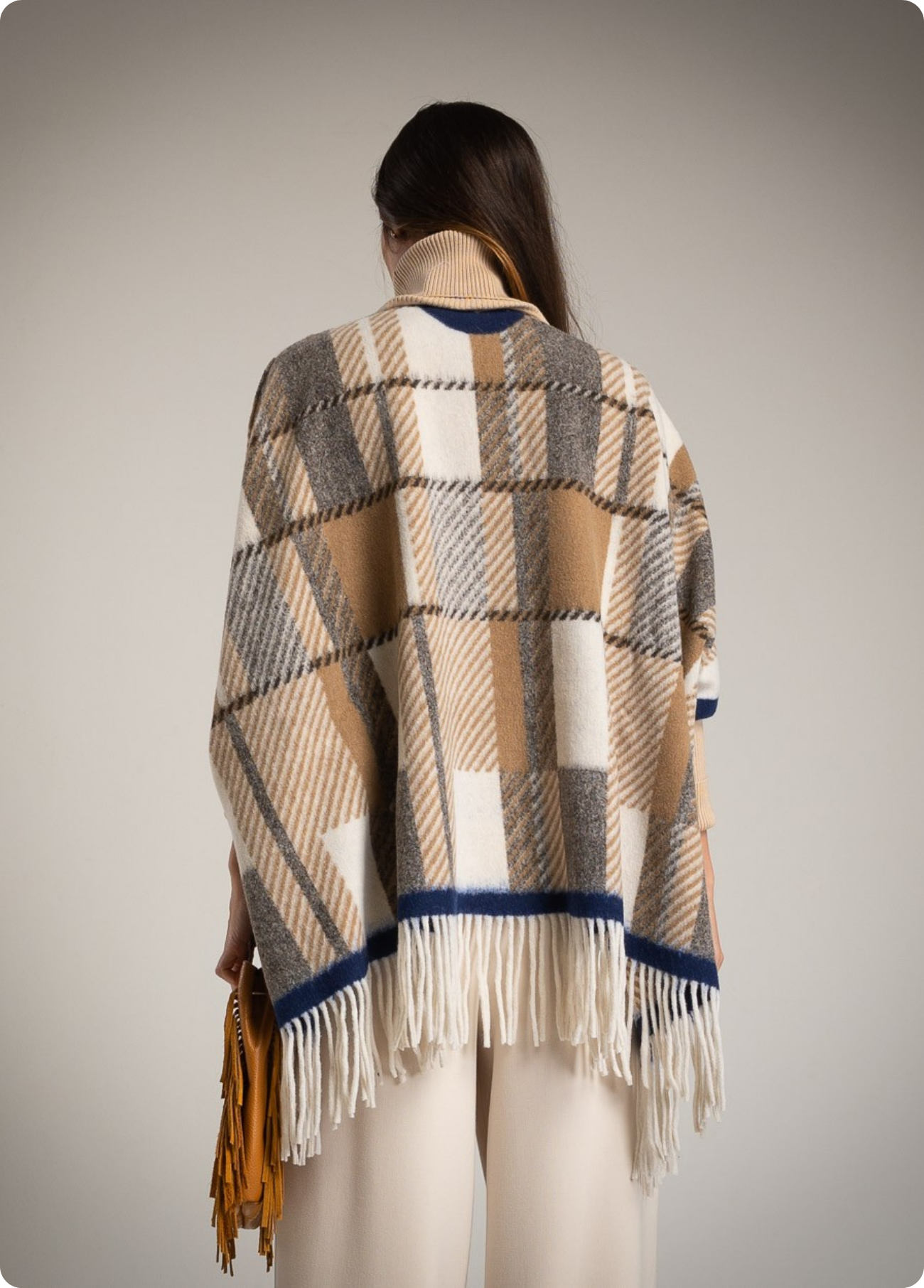 CAPA TIPO PONCHO EM MALHA COM PÊLO E FRANJAS - ALIBY