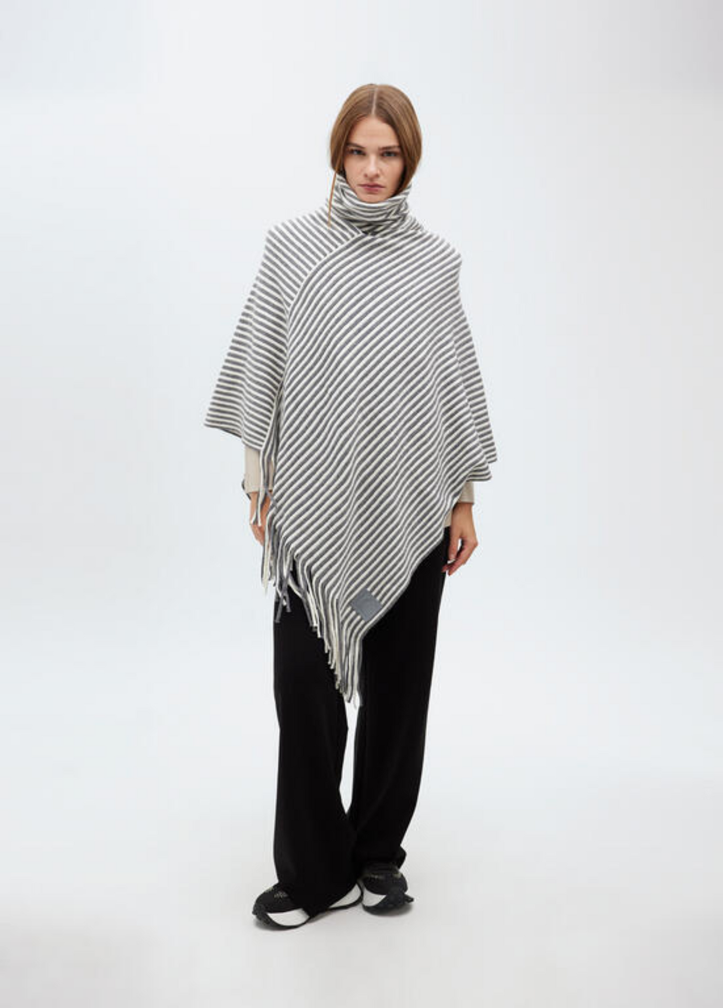 PONCHO COM GOLA, TRAÇADO E FRANJAS - LOLA CASADEMUNT