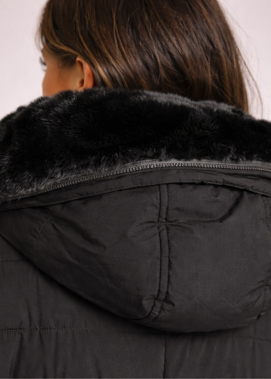 PARKA ACOLCHOADA COMPRIDA PRETA COM CAPUZ - BARBARA LEBEK