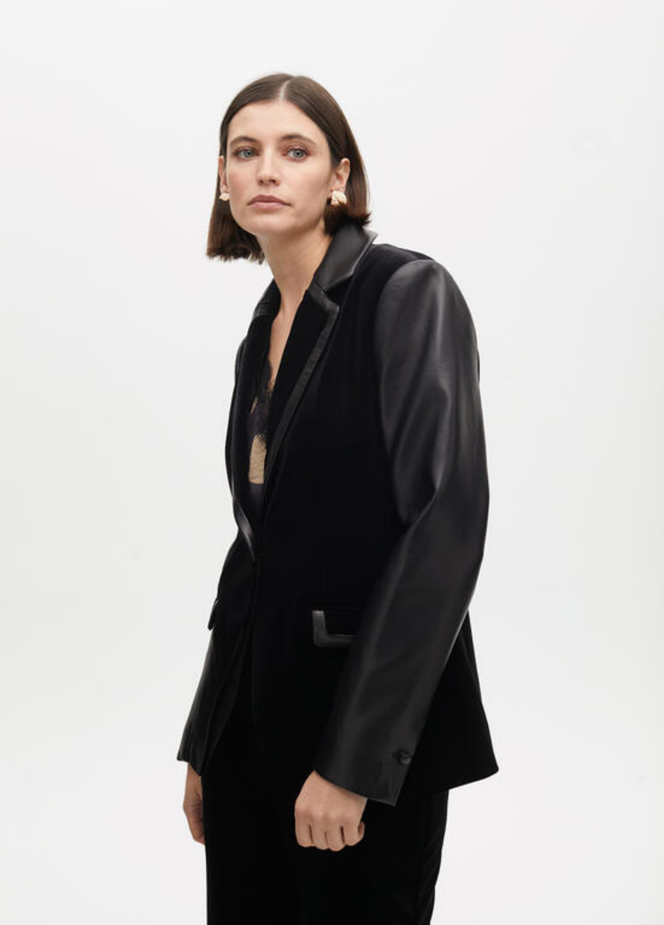 BLAZER PRETO COM CONTRASTE DE VELUDO E EFEITO PELE - LOLA CASADEMUNT