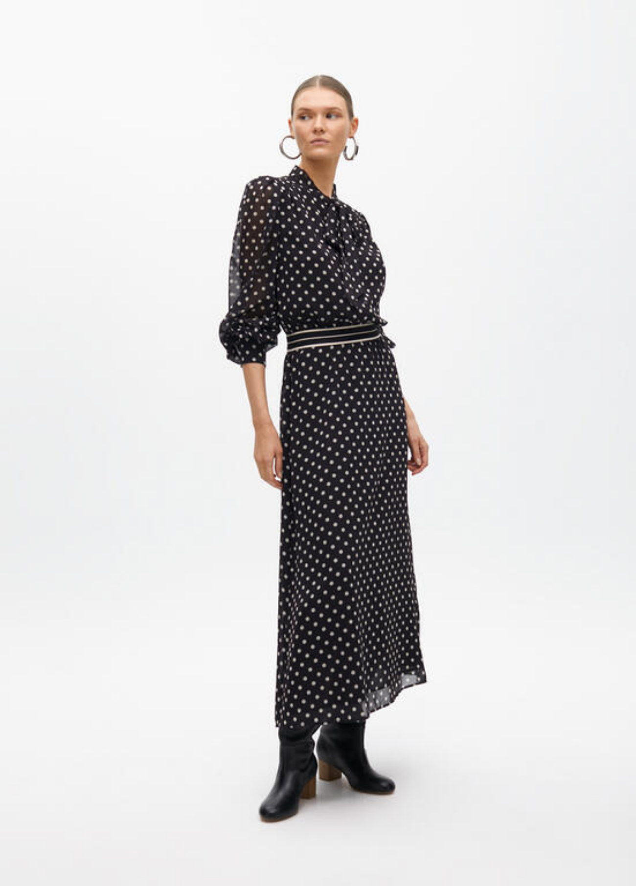 VESTIDO MIDI PRETO PADRÃO POÁS E LAÇO NA GOLA - LOLA CASADEMUNT BY MAITE