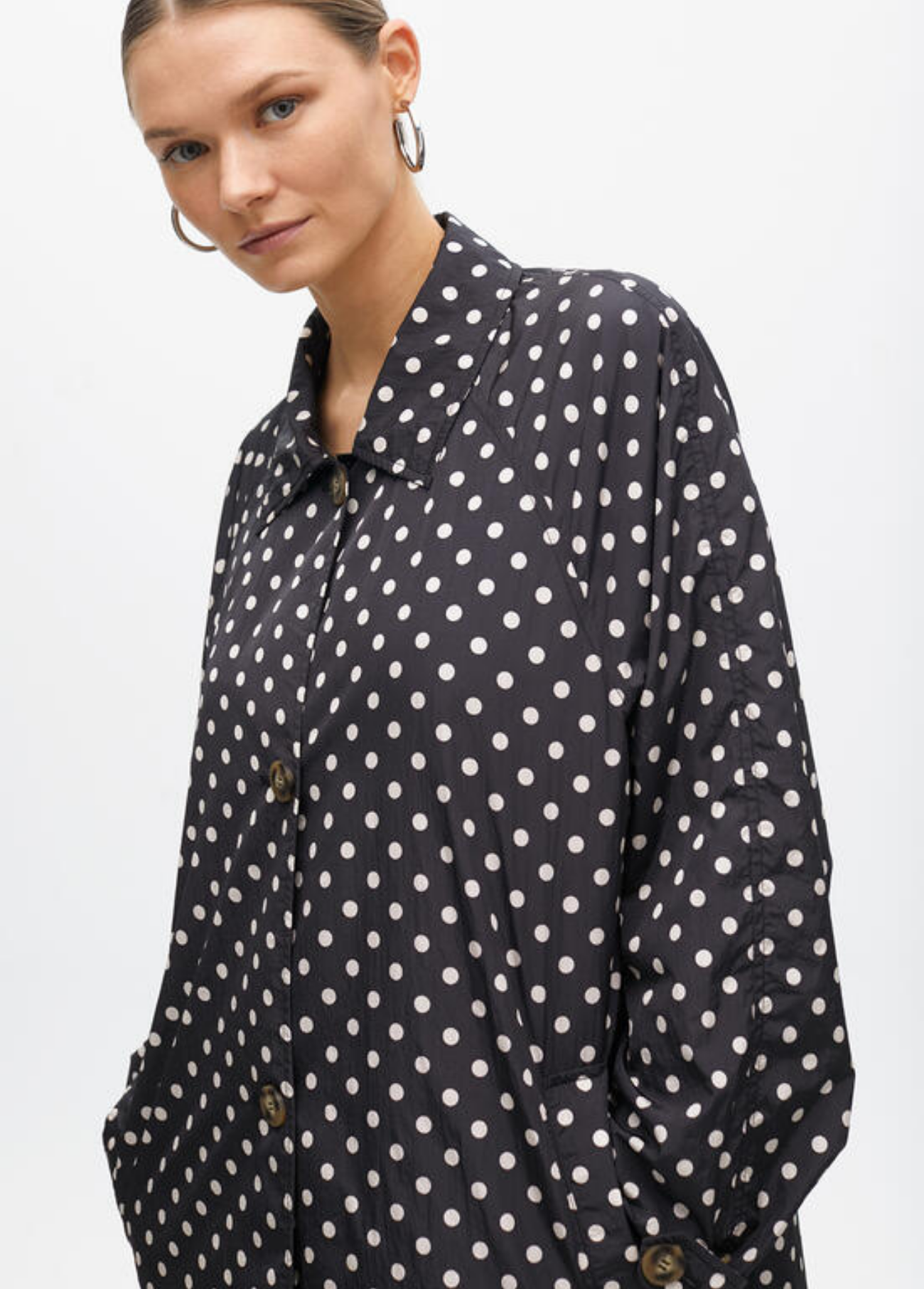 GABARDINA PRETA COM BOLINHAS - LOLA CASADEMUNT BY MAITE