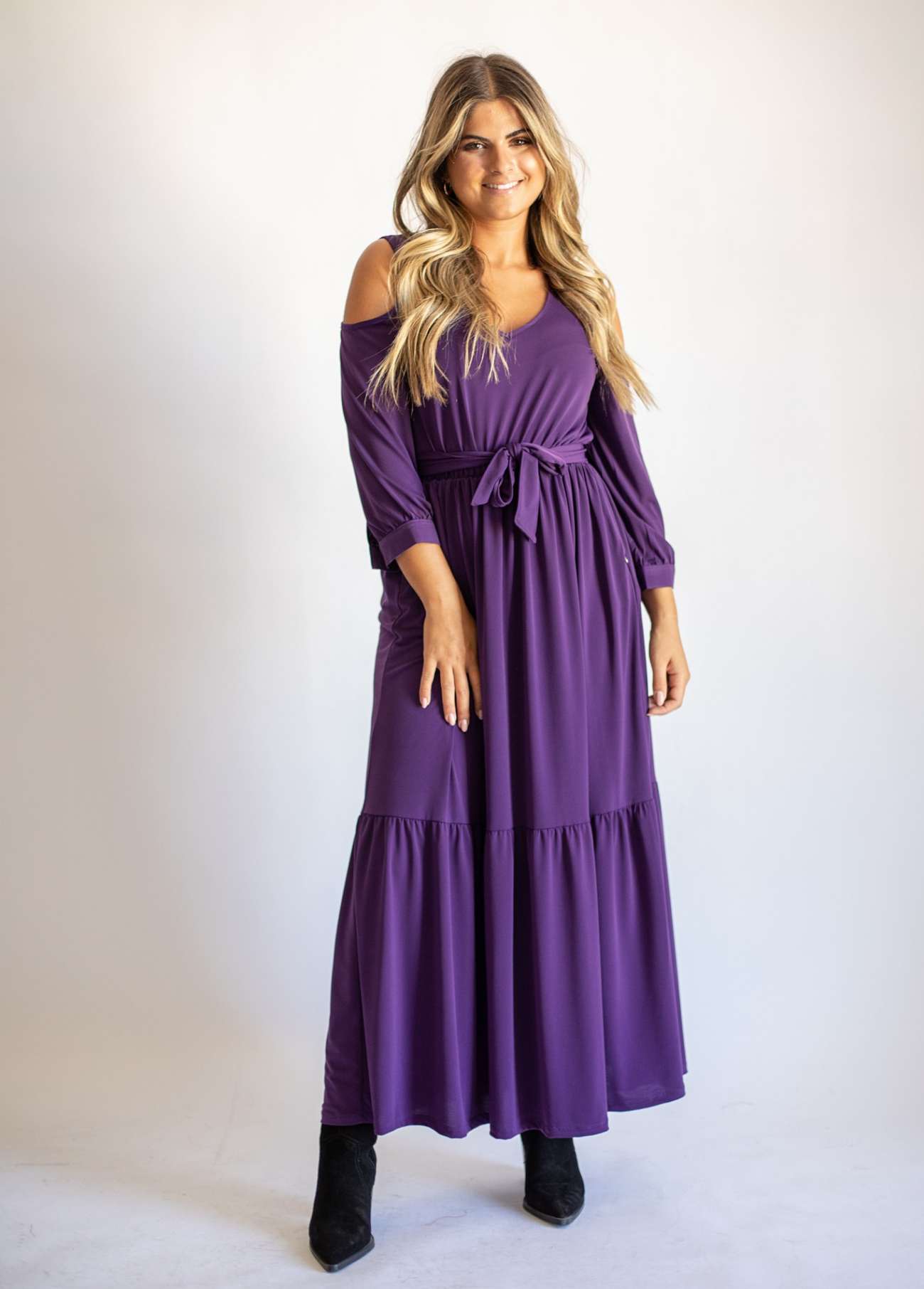 VESTIDO COM ABERTURA OMBRO BÁSICO - FAME