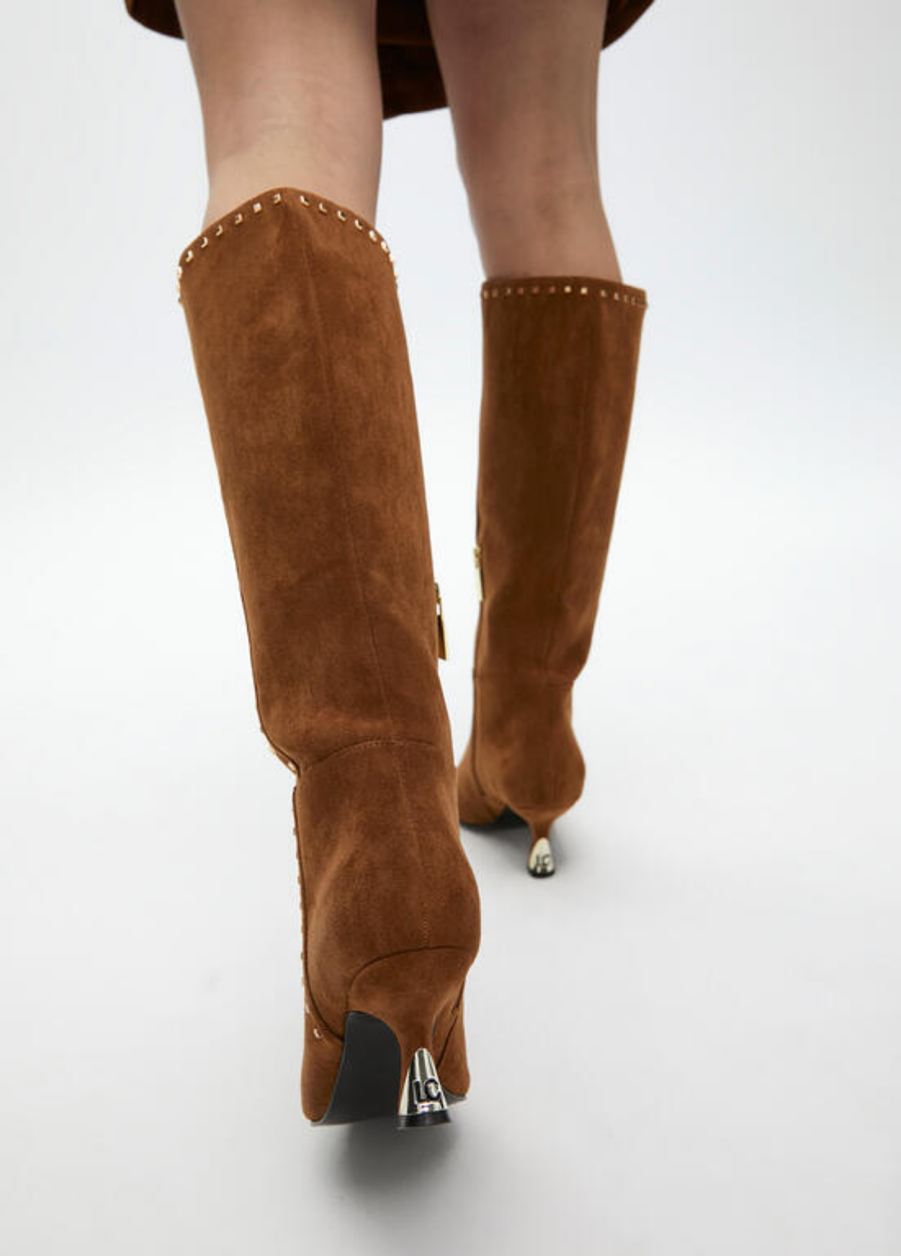 BOTAS COM TACHAS DOURADAS E PORMENOR DE SALTO DOURADO - LOLA CASADEMUNT