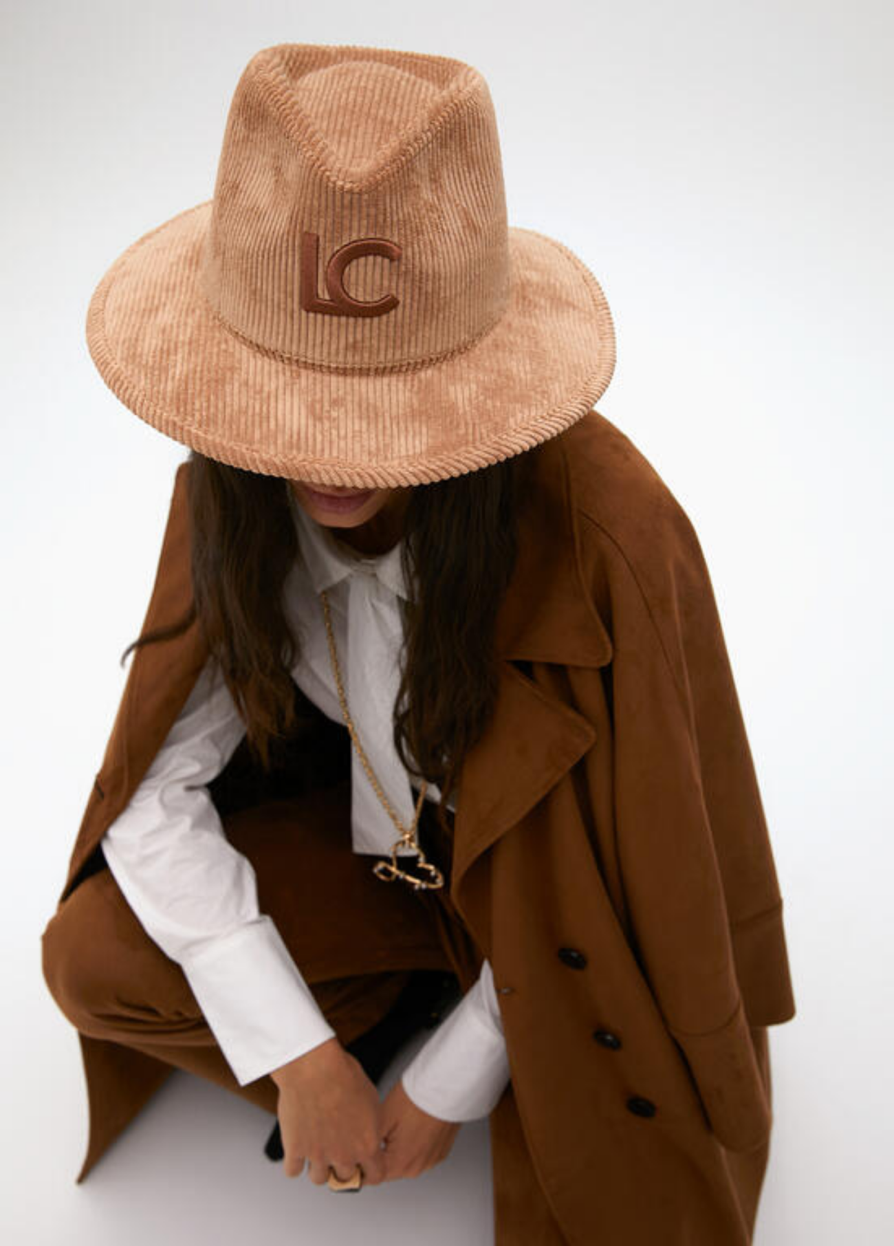 CHAPÉU BOMBAZINE CAMEL COM BORDADO LC - LOLA CASADEMUNT