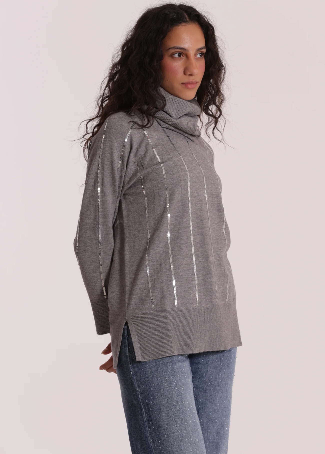 CAMISOLA DE MALHA COM PORMENORES EM LANTEJOULAS - MIMI MUA