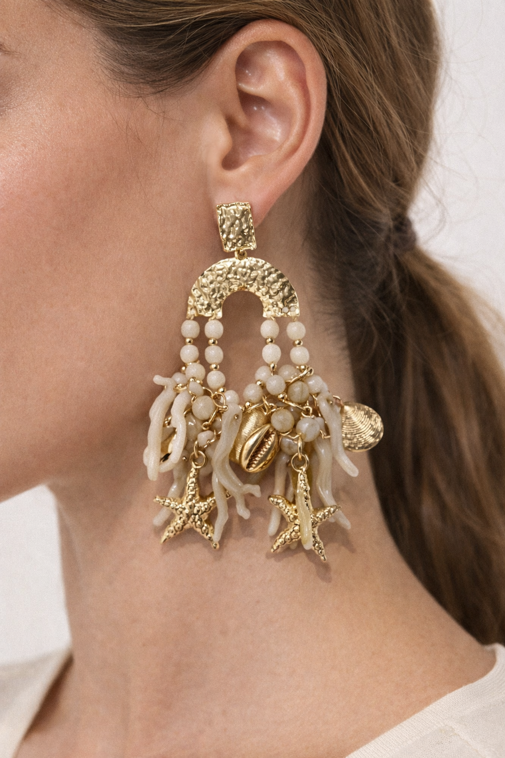 BRINCOS DOURADOS COM MOTIVOS MARITIMOS EM BEGE - ALIBY