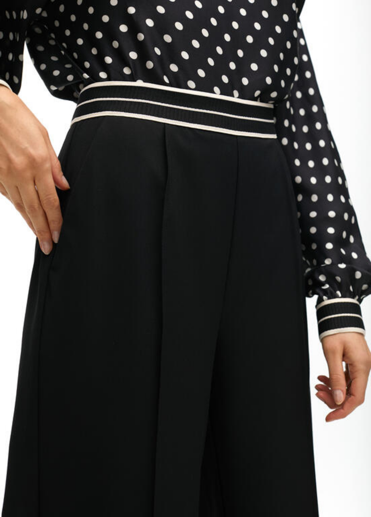 CALÇAS PRETAS WIDE LEG COM CINTURA ELÁSTICA ÀS RISCAS - LOLA CASADEMUNT