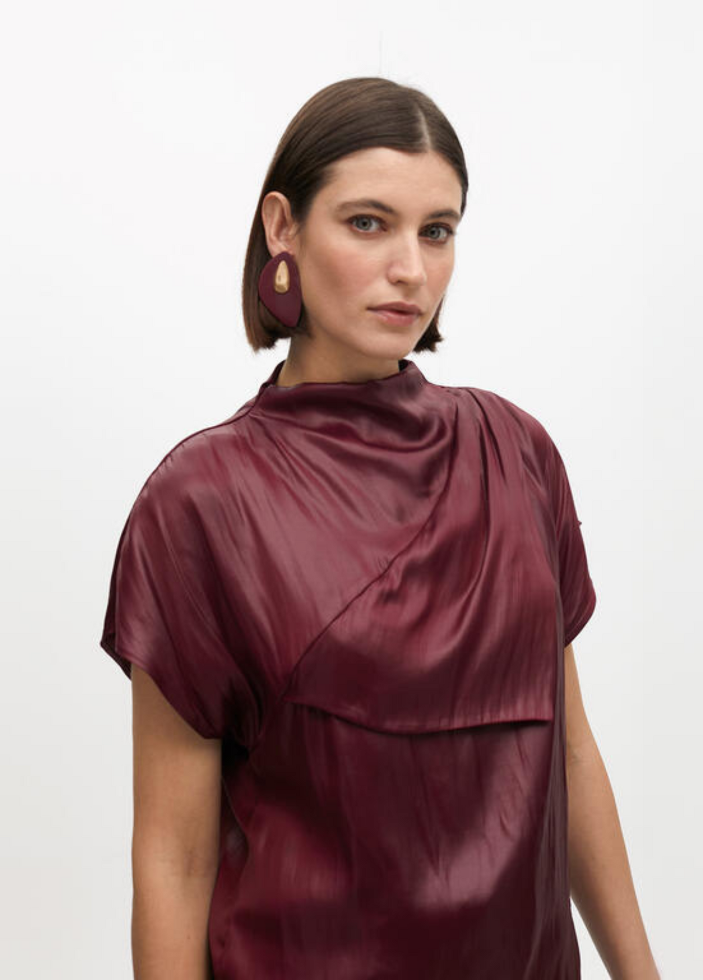 BLUSA ACETINADA COM DRAPEADO - LOLA CASADEMUNT