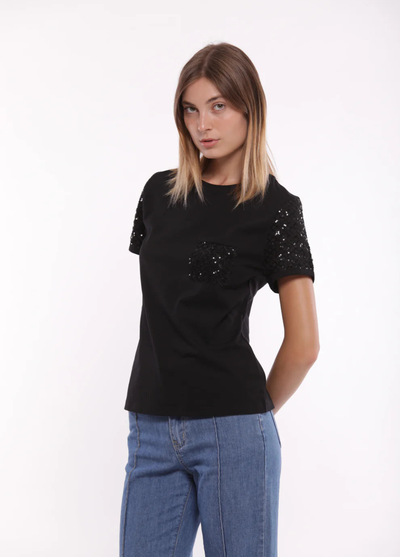T-SHIRT COM BOLSO E MANGAS DE LANTEJOULAS - MIMI MUA