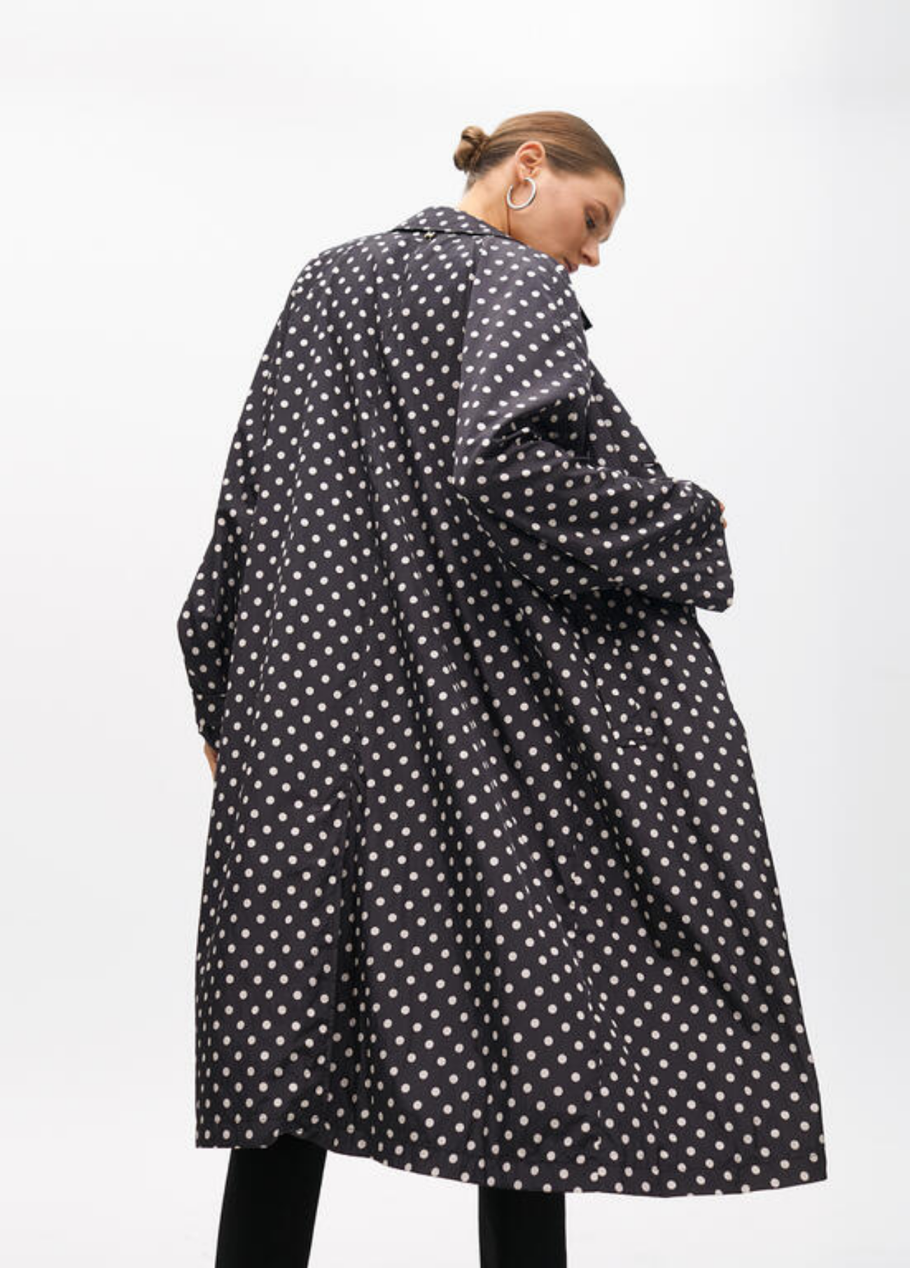 GABARDINA PRETA COM BOLINHAS - LOLA CASADEMUNT BY MAITE