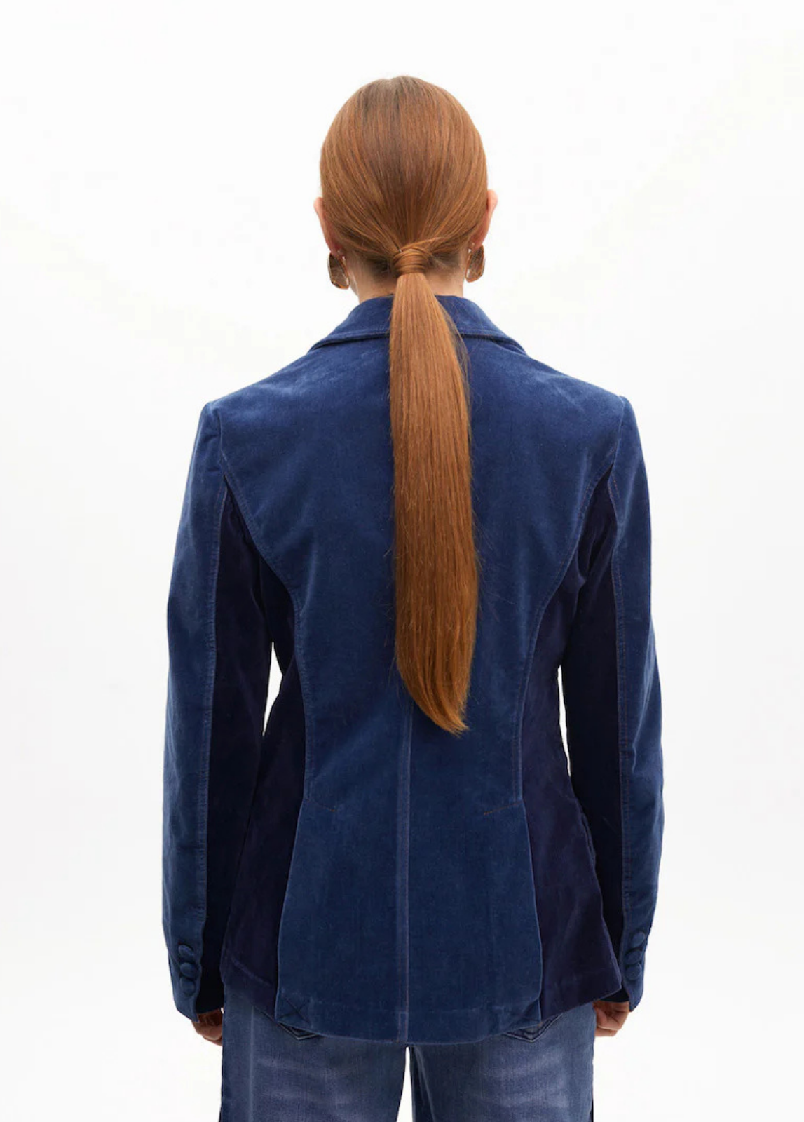 BLAZER EM VELUDO AZUL, DENIM E CONTRASTES CAMEL - LOLA CASADEMUNT