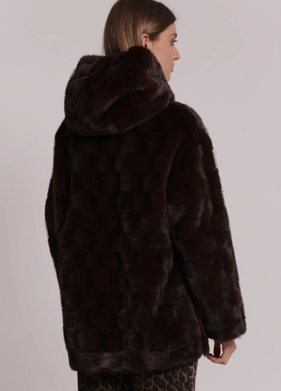 CASACO DE PÊLO COM ATILHOS E CAPUZ - MIMI MUA