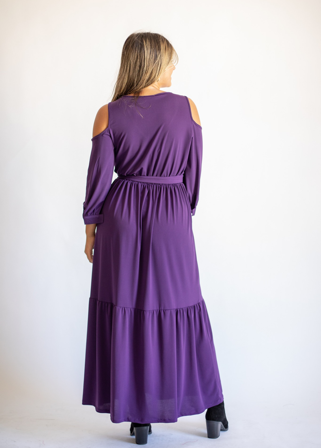 VESTIDO COM ABERTURA OMBRO BÁSICO - FAME