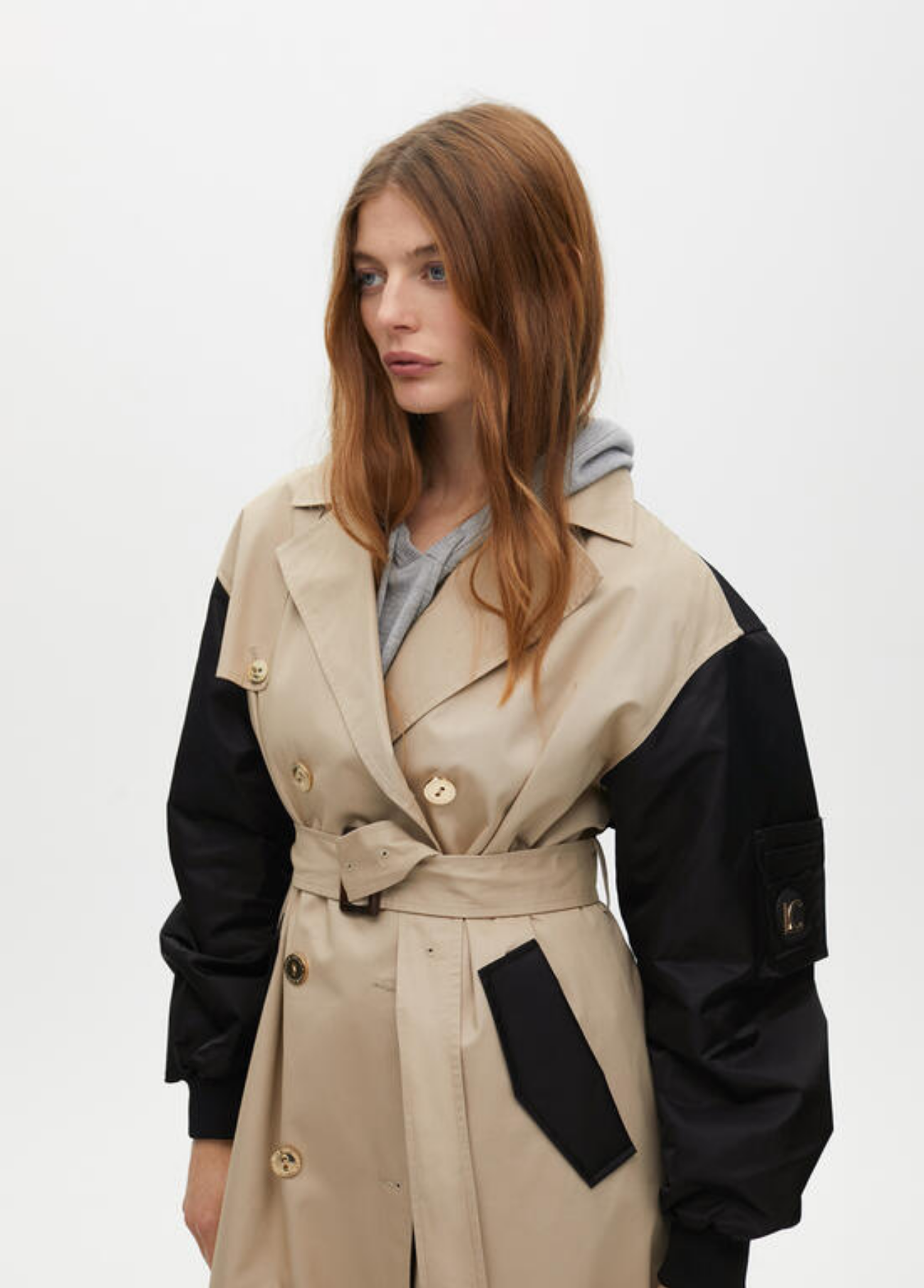 TRENCH COAT BEGE COM MANGAS CONSTRASTANTES EM PRETO - LOLA CASADEMUNT