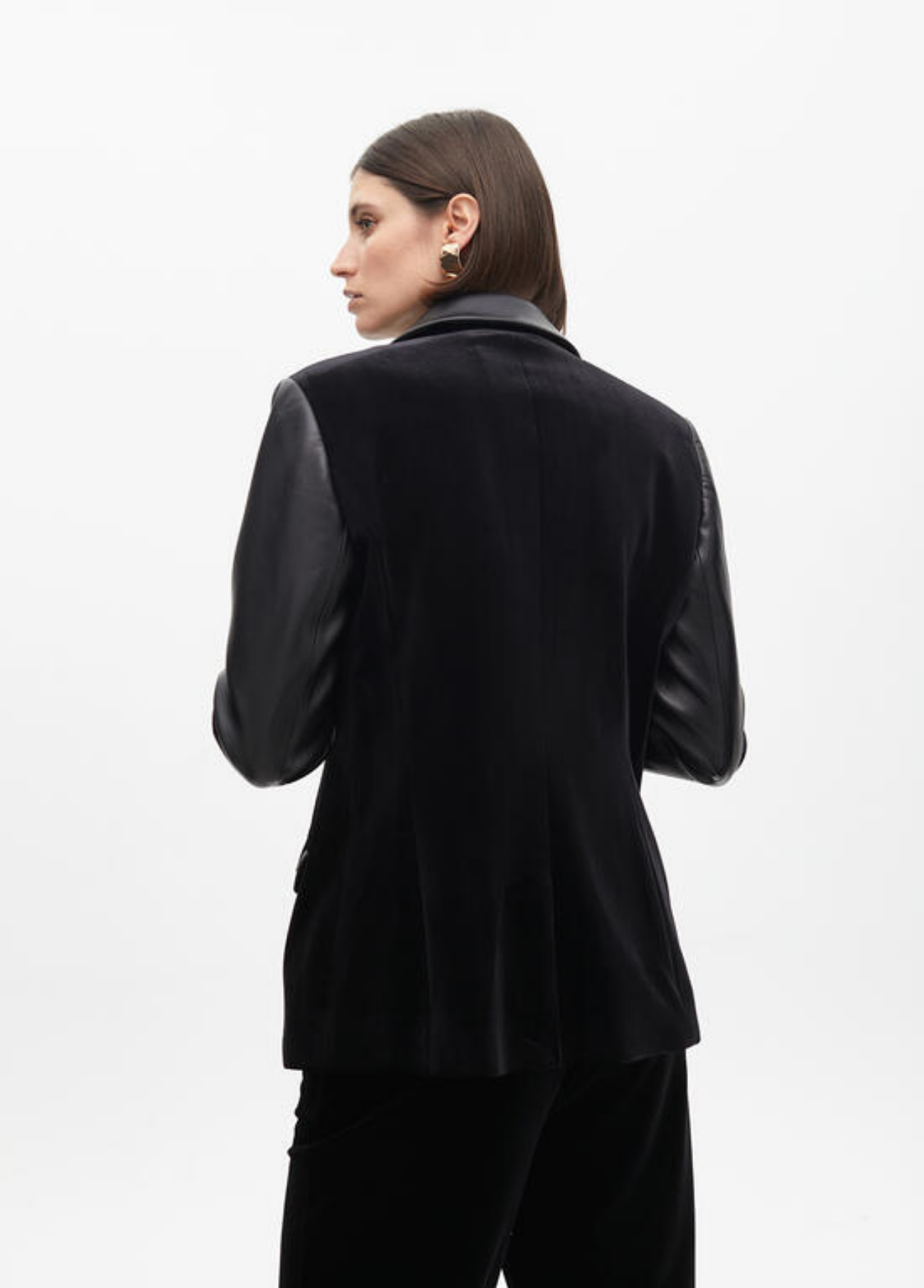 BLAZER PRETO COM CONTRASTE DE VELUDO E EFEITO PELE - LOLA CASADEMUNT