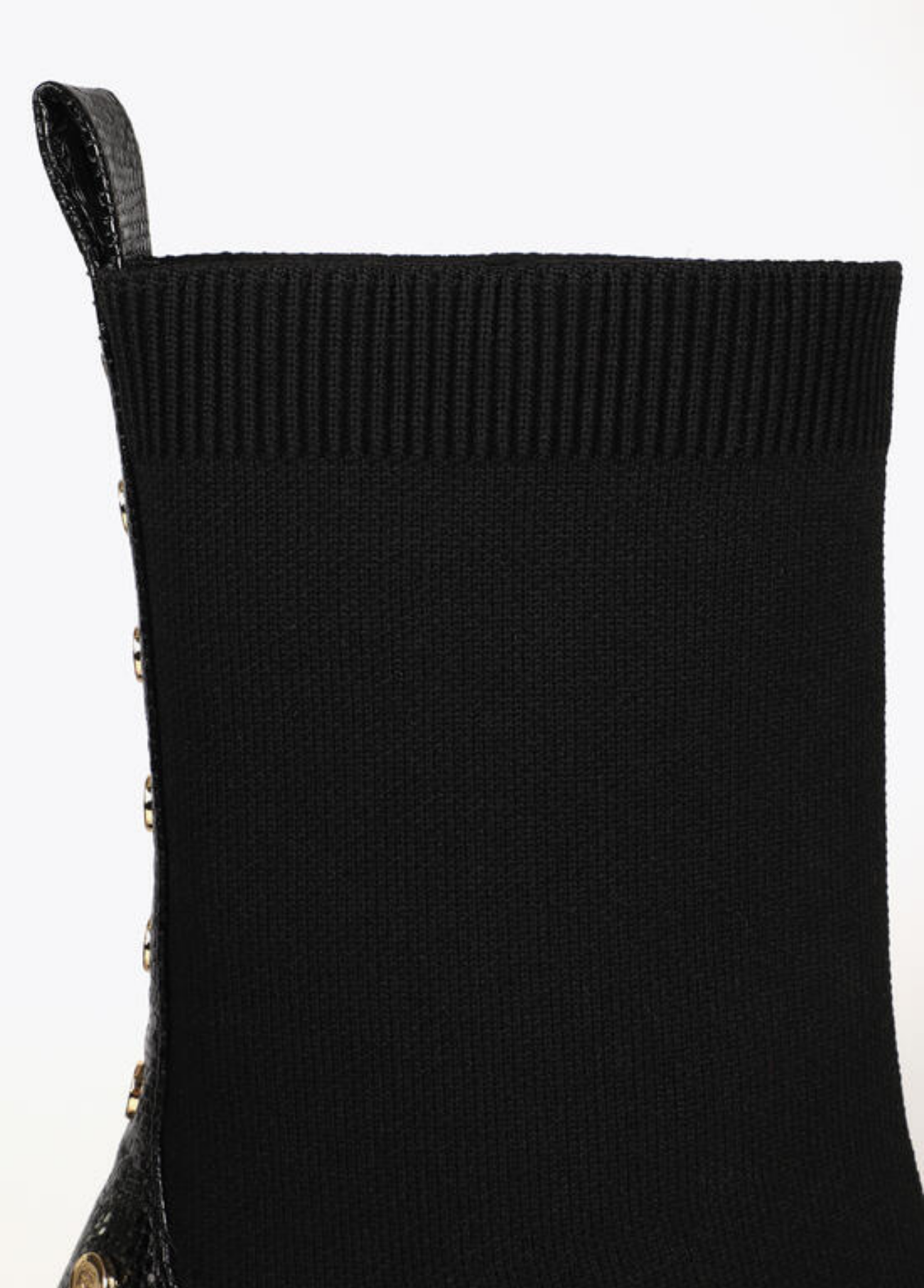 BOTINS ELÁSTICOS COM TACHAS E MONOGRAMA LC - LOLA CASADEMUNT