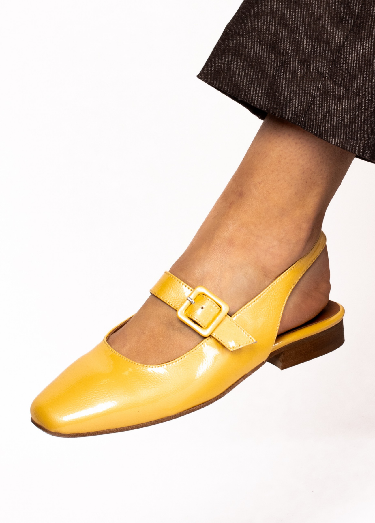 SAPATO RASO EM VERNIZ COM FIVELA - TAPADAS