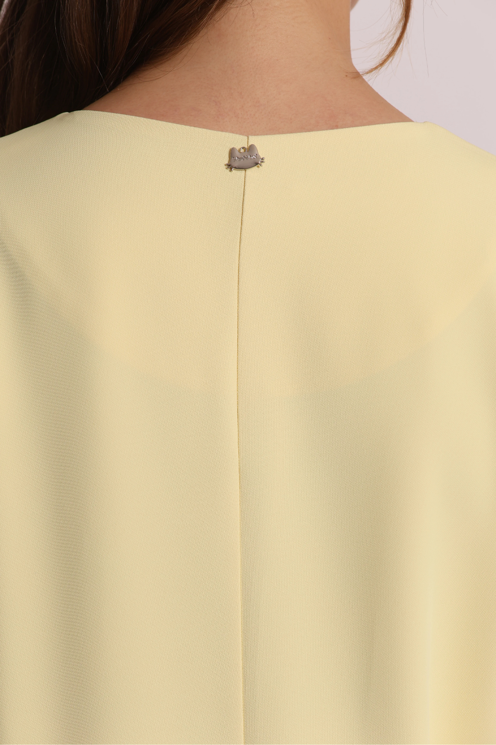 VESTIDO CURTO DE MANGA CURTA COM DETALHES JÓIAS - MIMI MUA