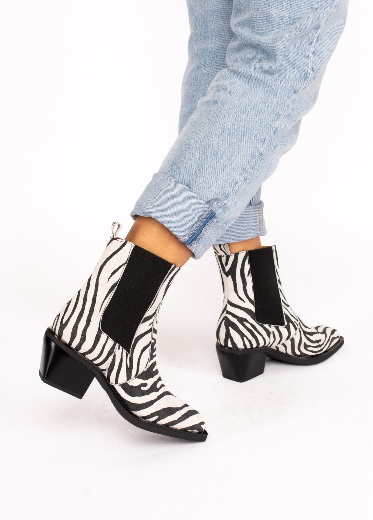 TEXANAS COM SALTO E ELÁSTICOS EM CAMURÇA ANIMAL PRINT - TAPADAS