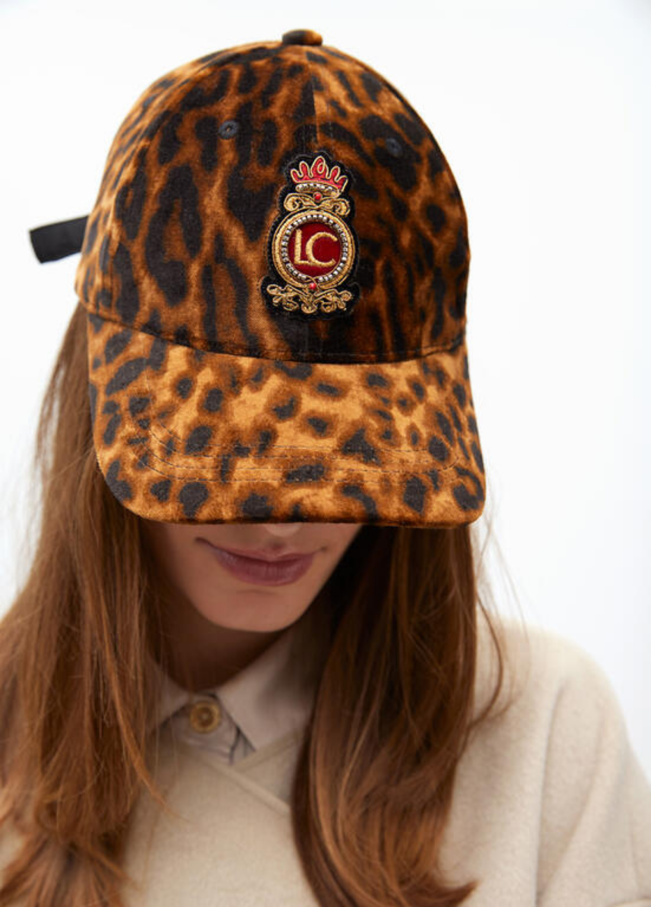 BONÉ ANIMAL PRINT COM APLICAÇÃO BORDADA LC - LOLA CASADEMUNT