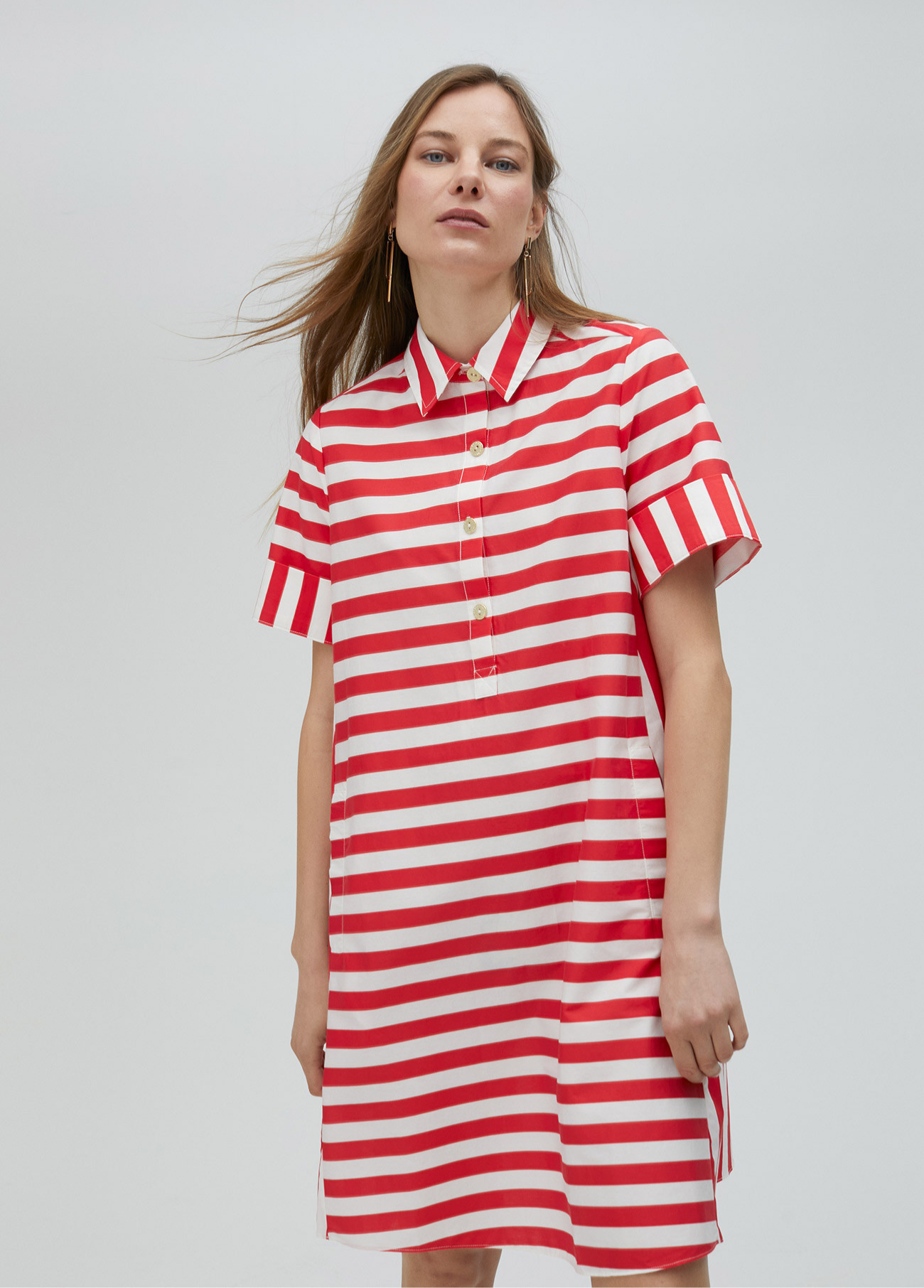 VESTIDO CURTO COM RISCAS VERMELHAS E BRANCAS - LOLA CASADEMUNT