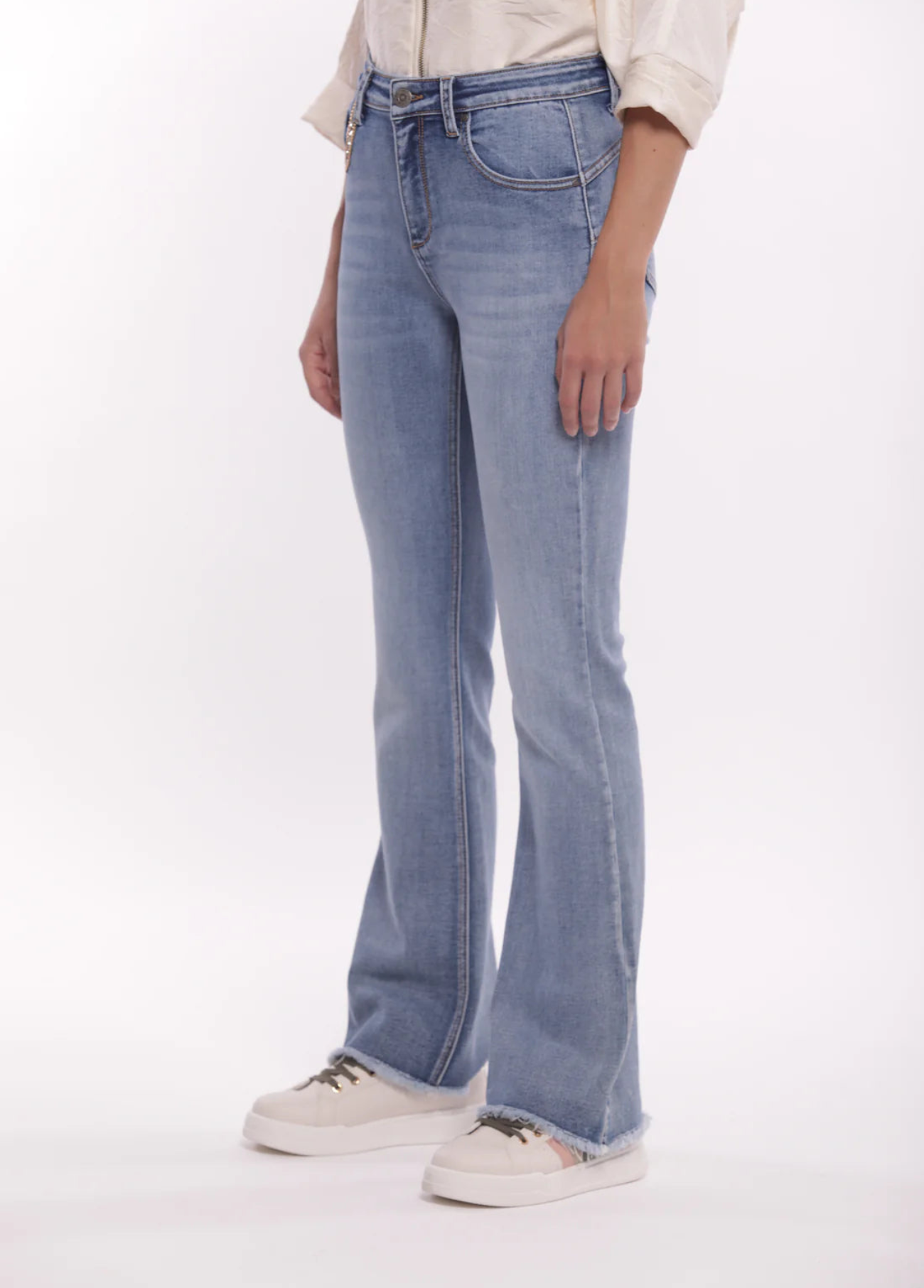 CALÇAS JEANS FLARE COM DETALHE NO BOLSO - MIMI MUA