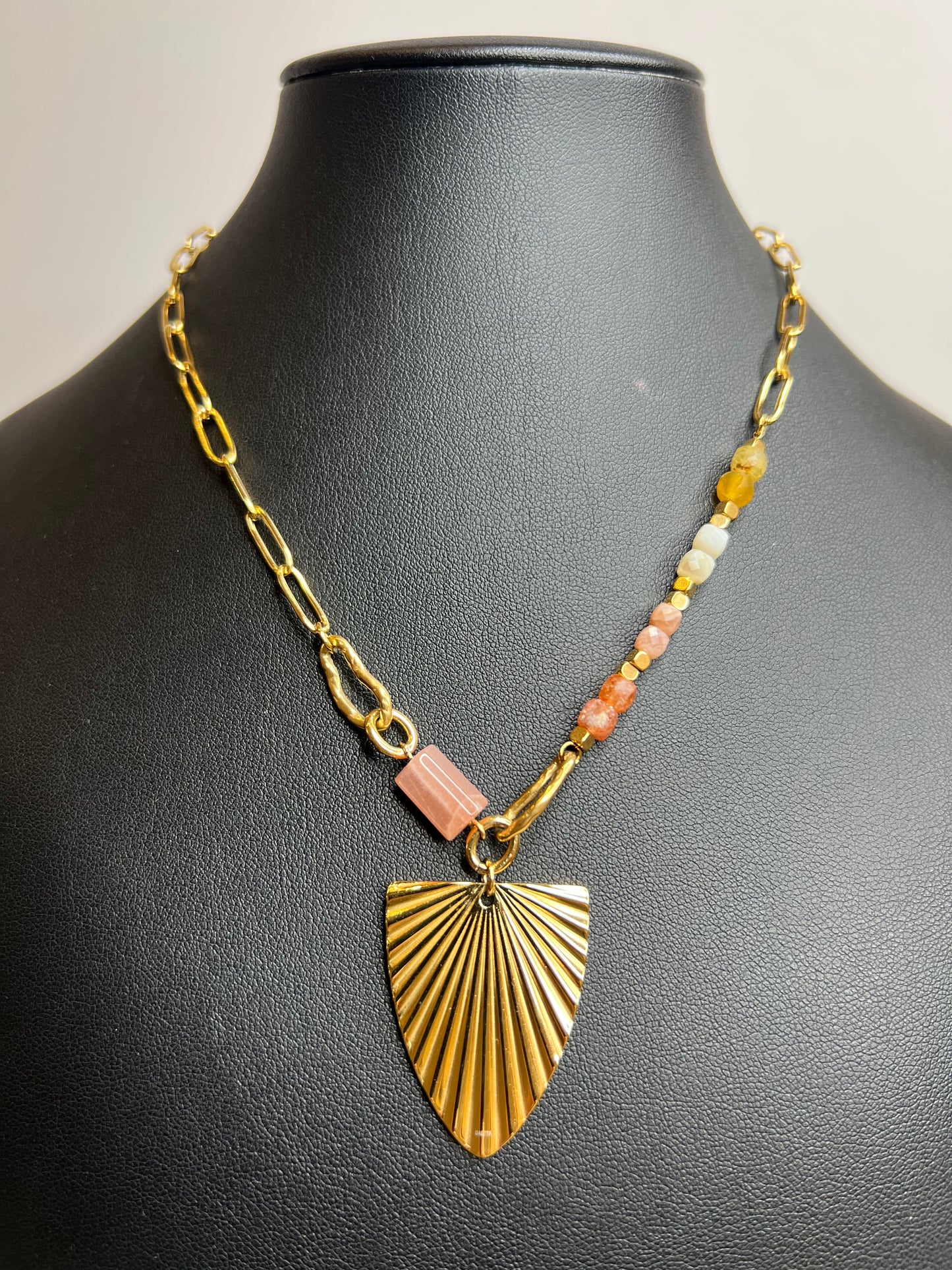 COLAR DOURADO E PEDRAS COM PENDENTE - BASTTA