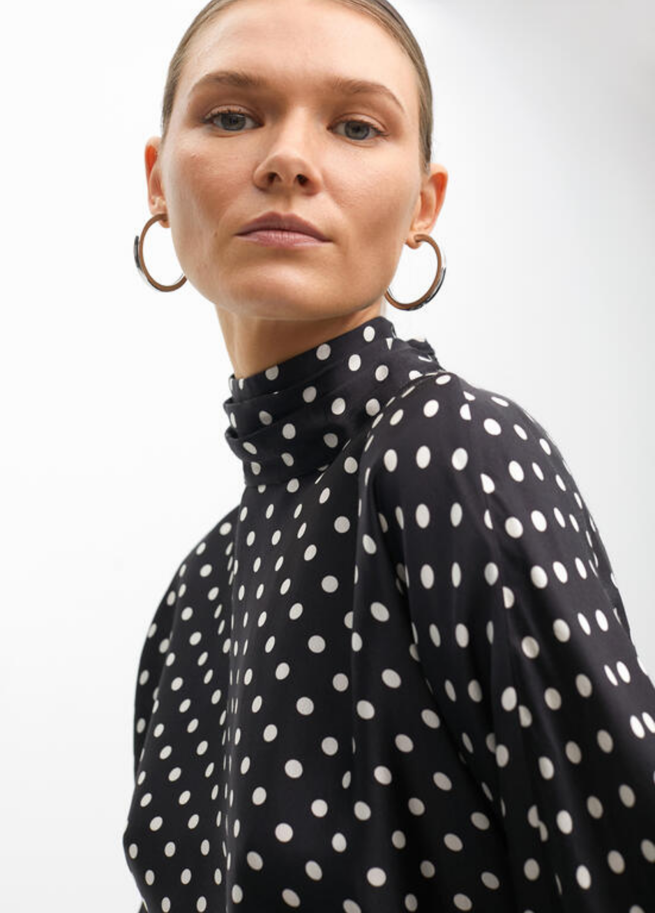 CAMISA DE CETIM PADRÃO POÁS E GOLA SUBIDA - LOLA CASADEMUNT