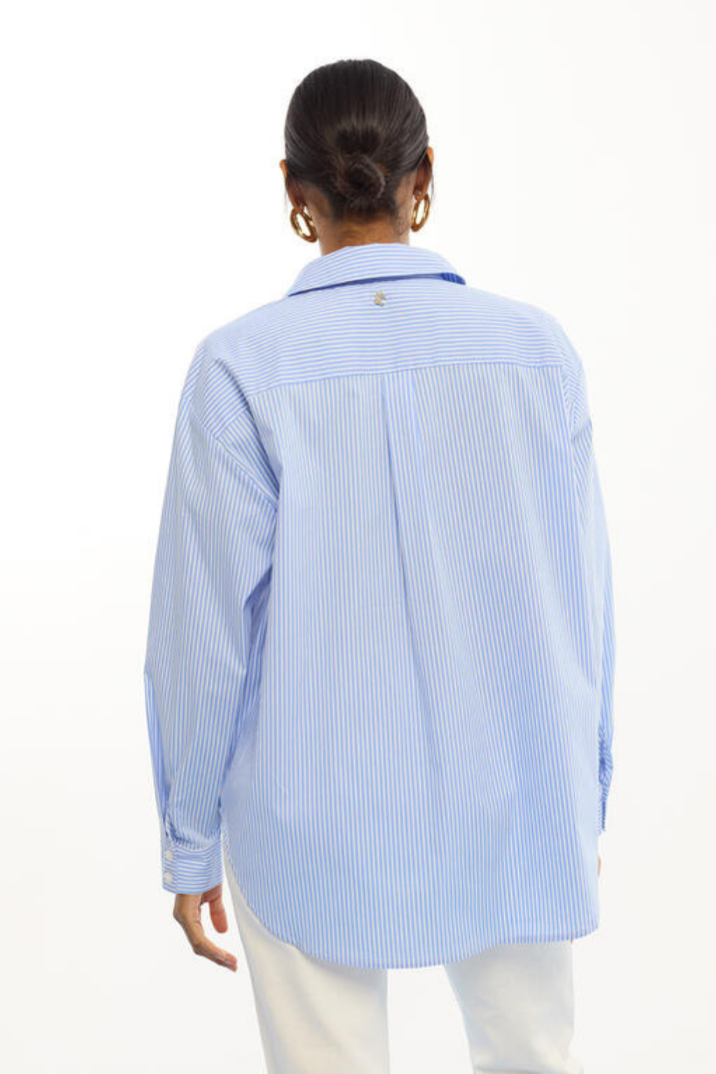 CAMISA ÀS RISCAS COM APLICAÇÕES EM FLORES - LOLA CASADEMUNT